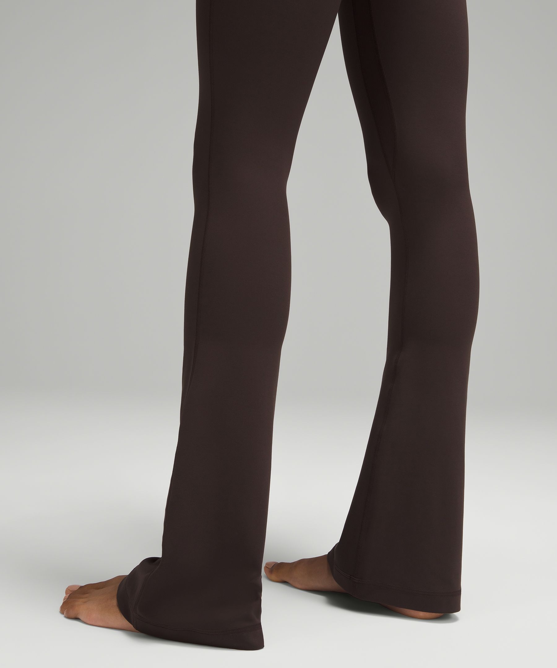 Leggings lululemon Align&trade; con cintura en V ligeramente acampanados