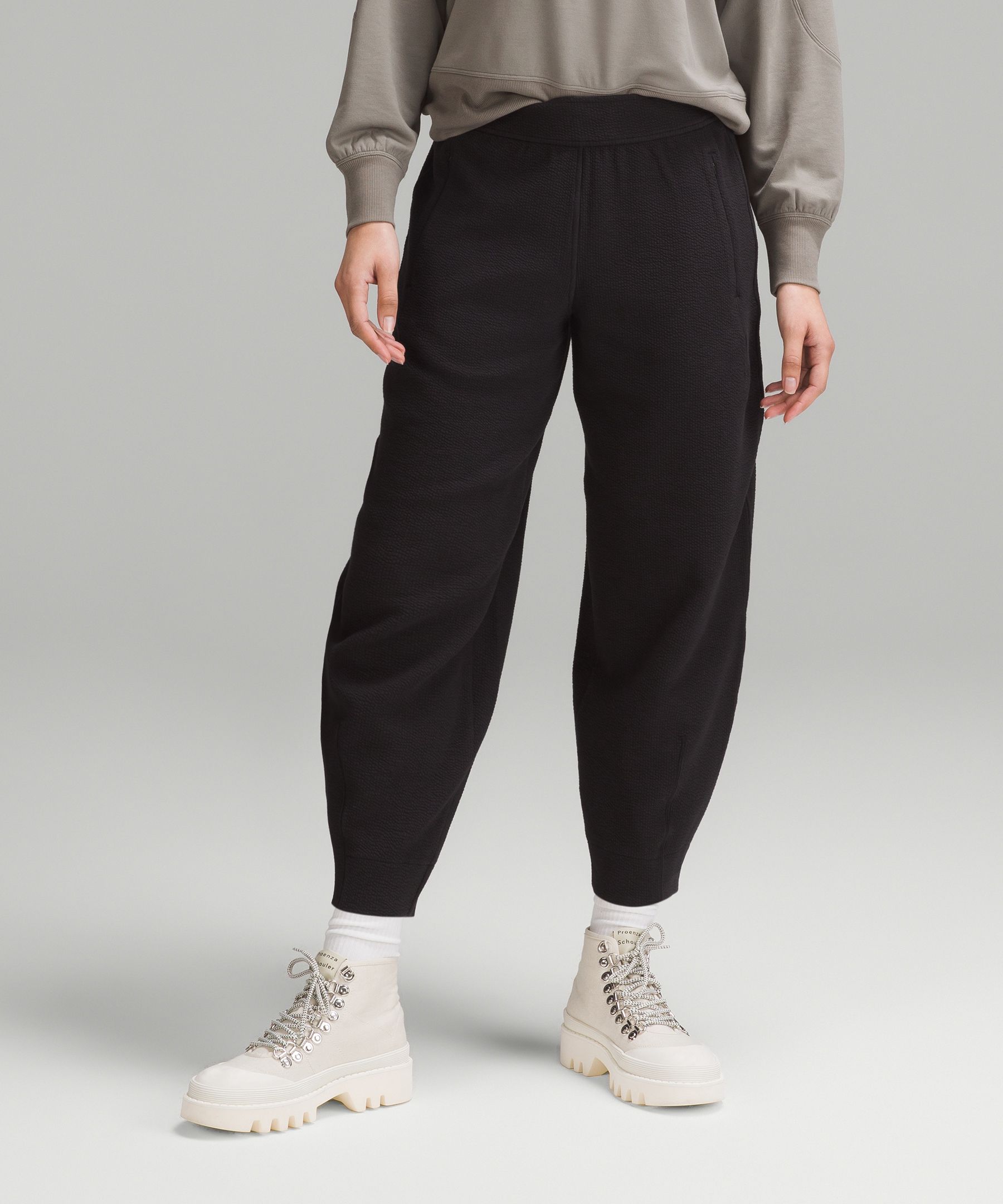 Textured Relaxed-Fit Tapered Mid-Rise Pant *Asia Fit