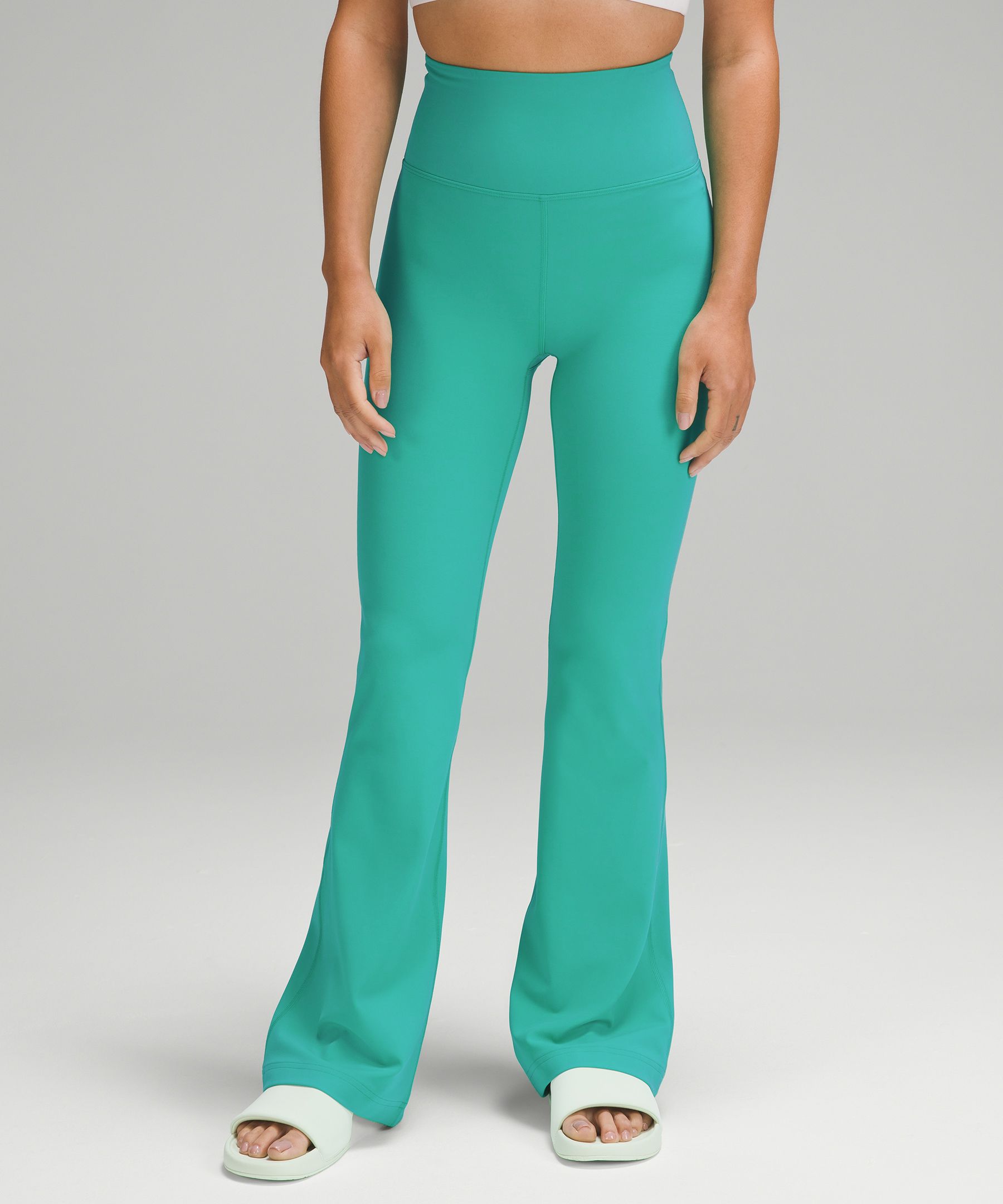 Hemmed Groove Super High Rise Flared Pant Vs Asia Fit on 4'11 : r