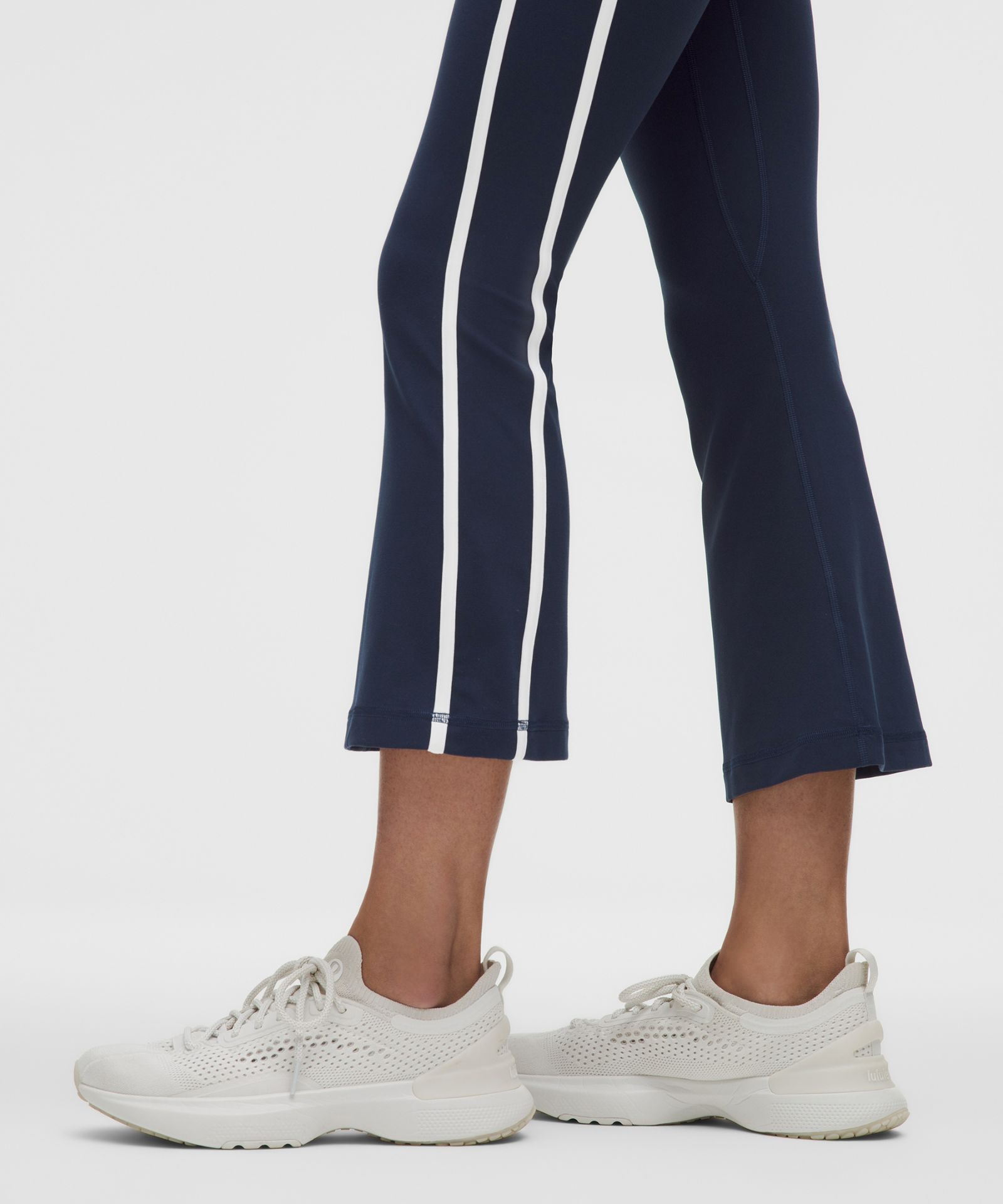 Lululemon Nulu Sporty Trim Mid-Rise Flared Pant — фото 6