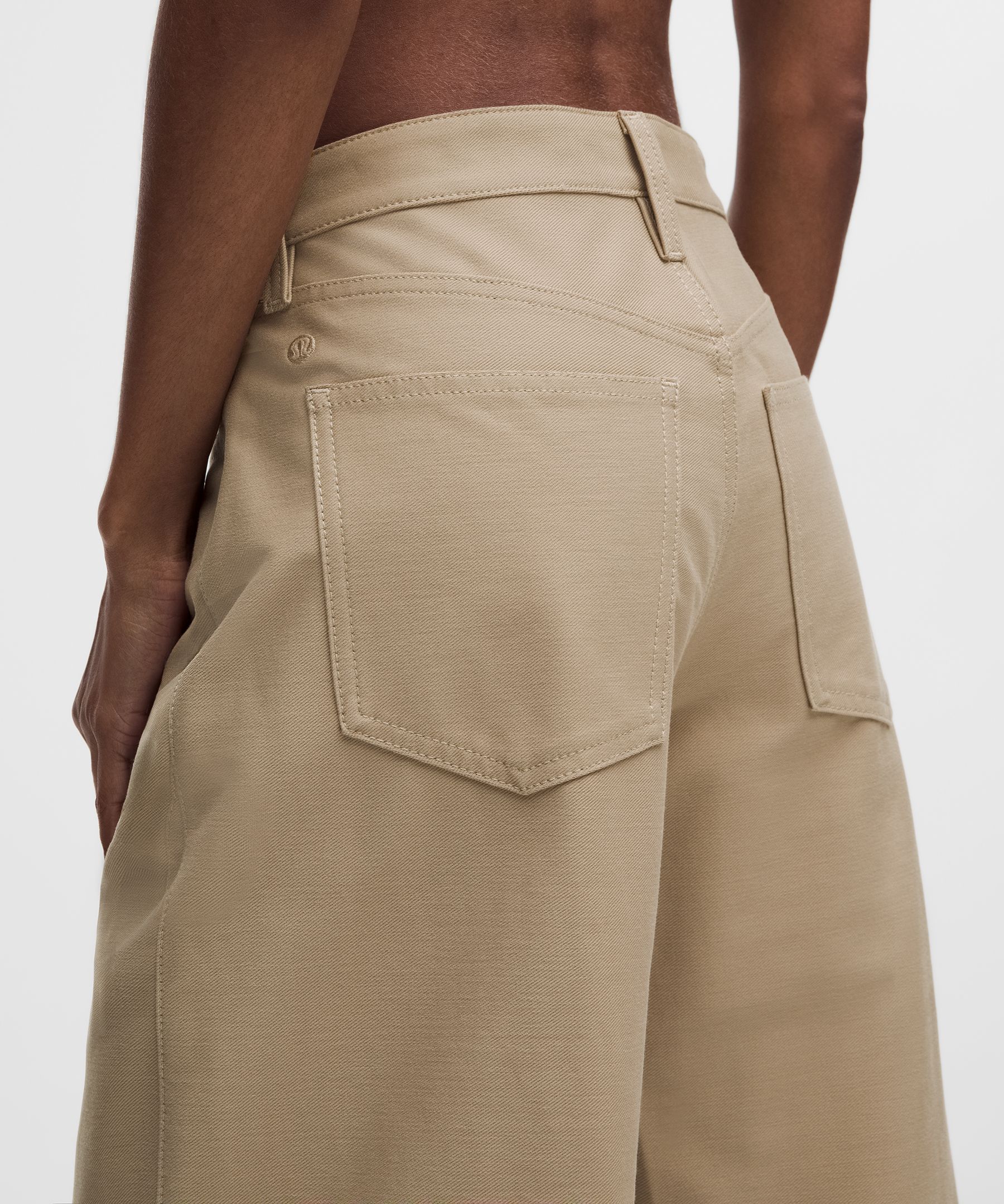 Pantal&oacute;n de corte cl&aacute;sico, talle bajo y pernera ancha EasyFive *Largo est&aacute;ndar
