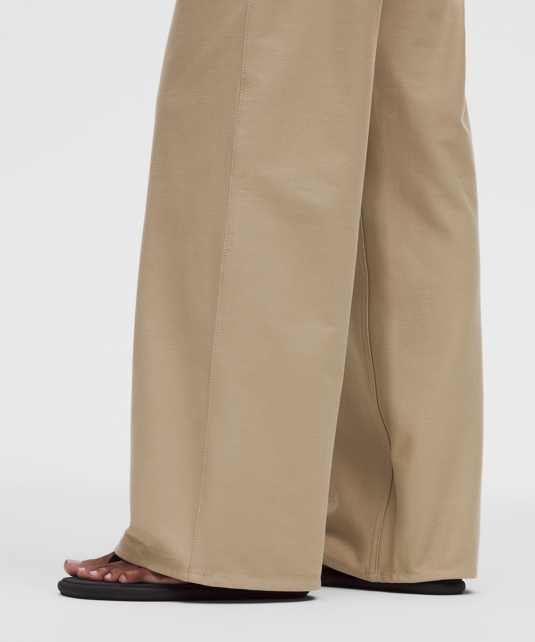 Pantal&oacute;n de corte cl&aacute;sico, talle bajo y pernera ancha EasyFive *Largo est&aacute;ndar