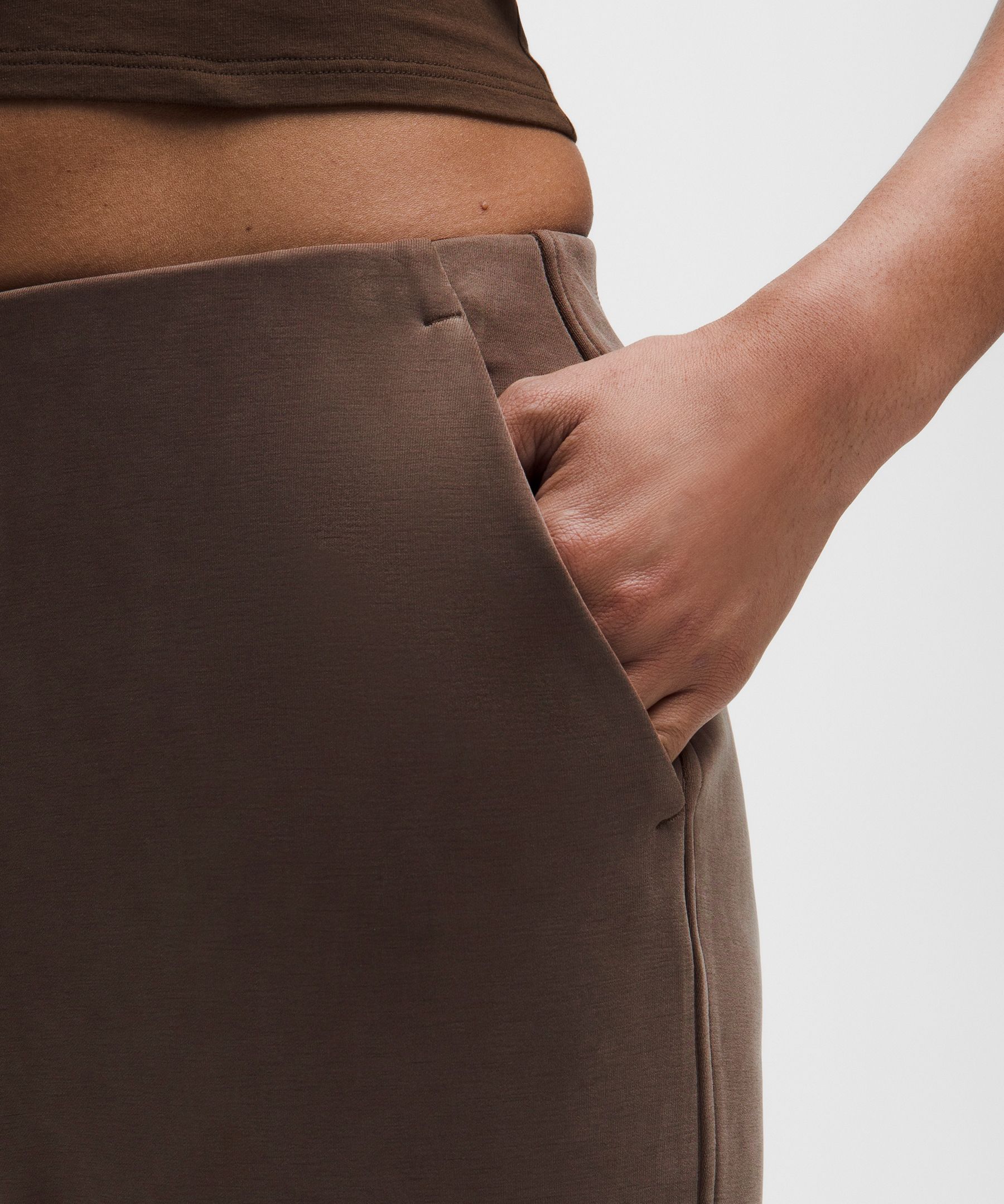 Pantalon &eacute;vas&eacute; taille mi-haute en Softstreme bross&eacute; *Standard