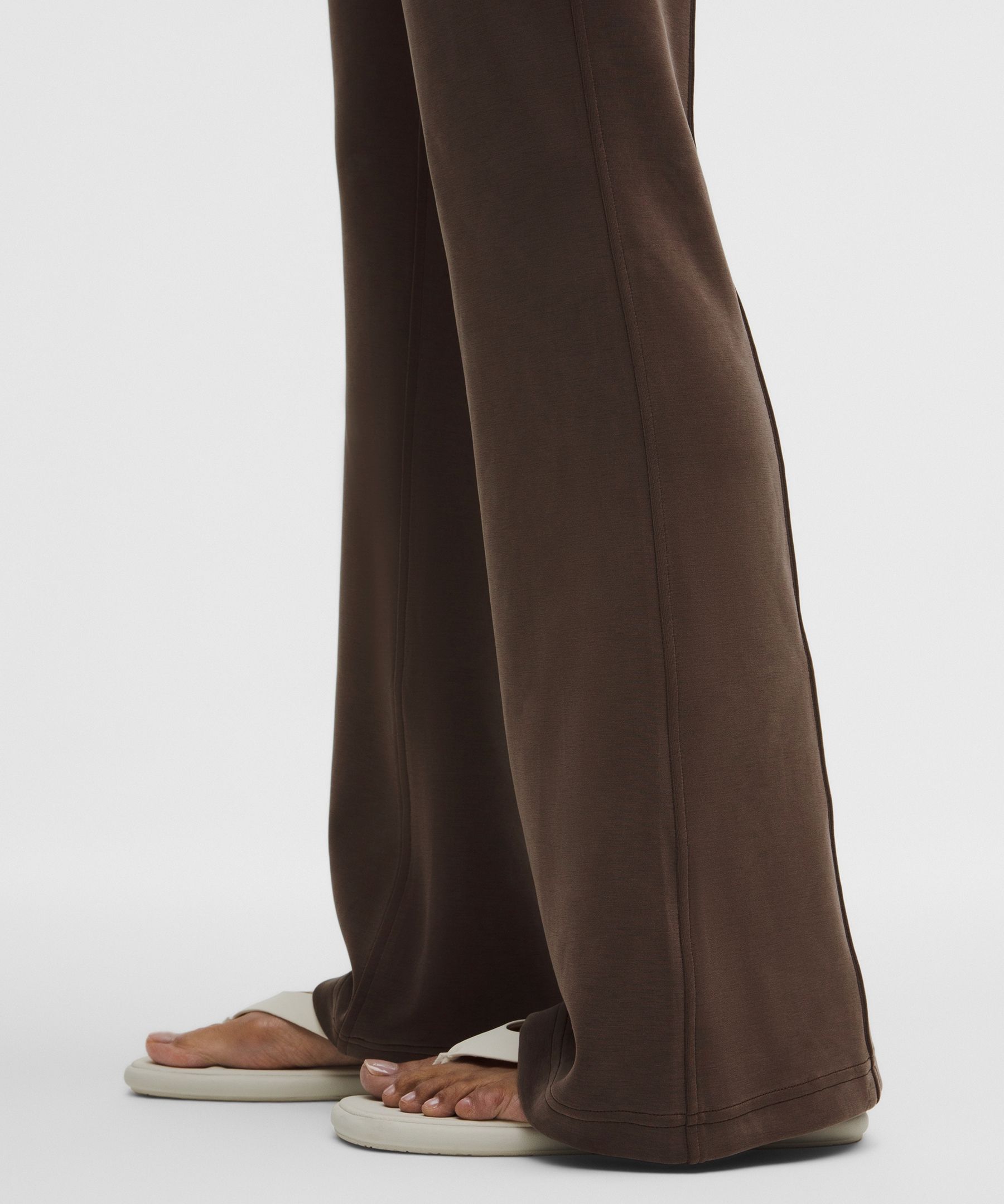 Pantalon &eacute;vas&eacute; taille mi-haute en Softstreme bross&eacute; *Standard