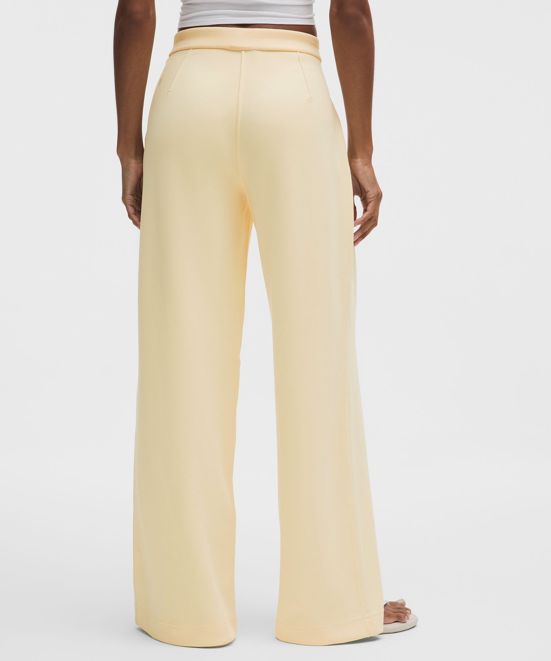 Pantalon &agrave; pinces taille haute jambe large en Softstreme bross&eacute; *Standard