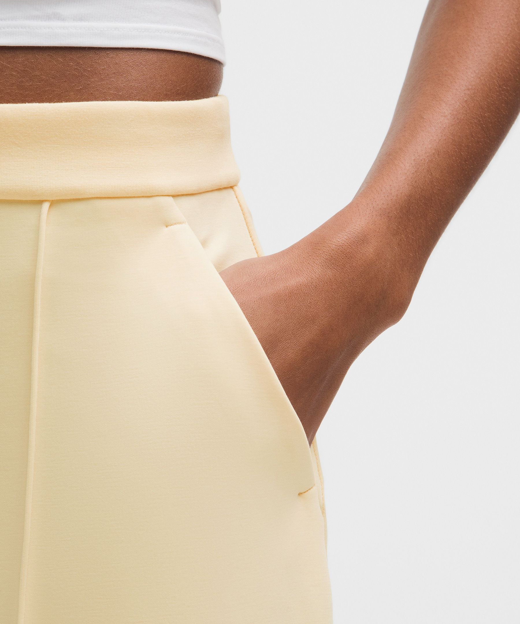 Pantalon &agrave; pinces taille haute jambe large en Softstreme bross&eacute; *Standard