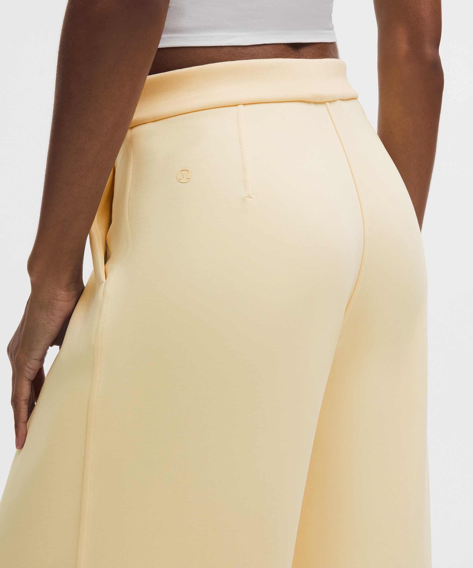 Pantalon &agrave; pinces taille haute jambe large en Softstreme bross&eacute; *Standard