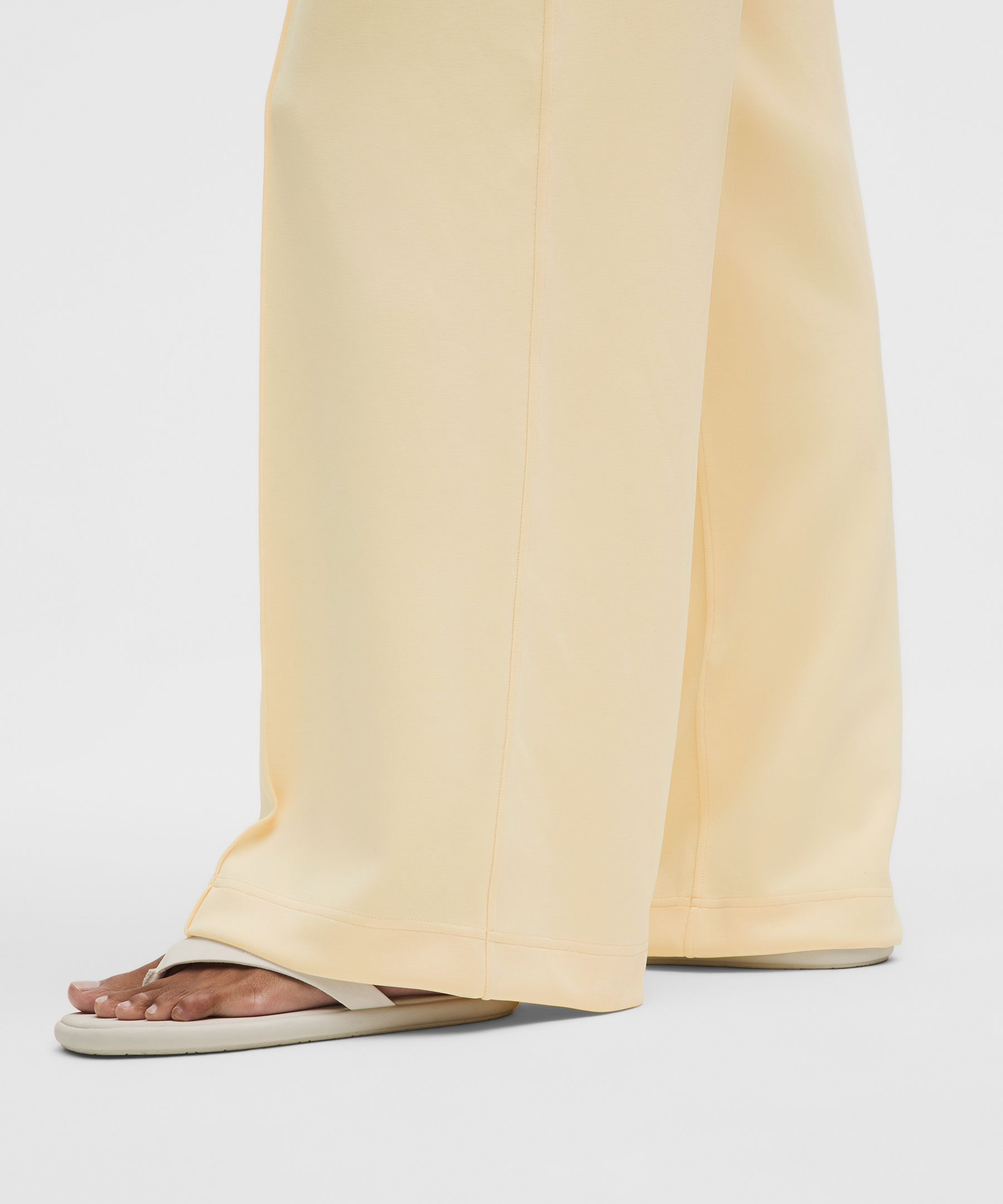 Pantalon &agrave; pinces taille haute jambe large en Softstreme bross&eacute; *Standard