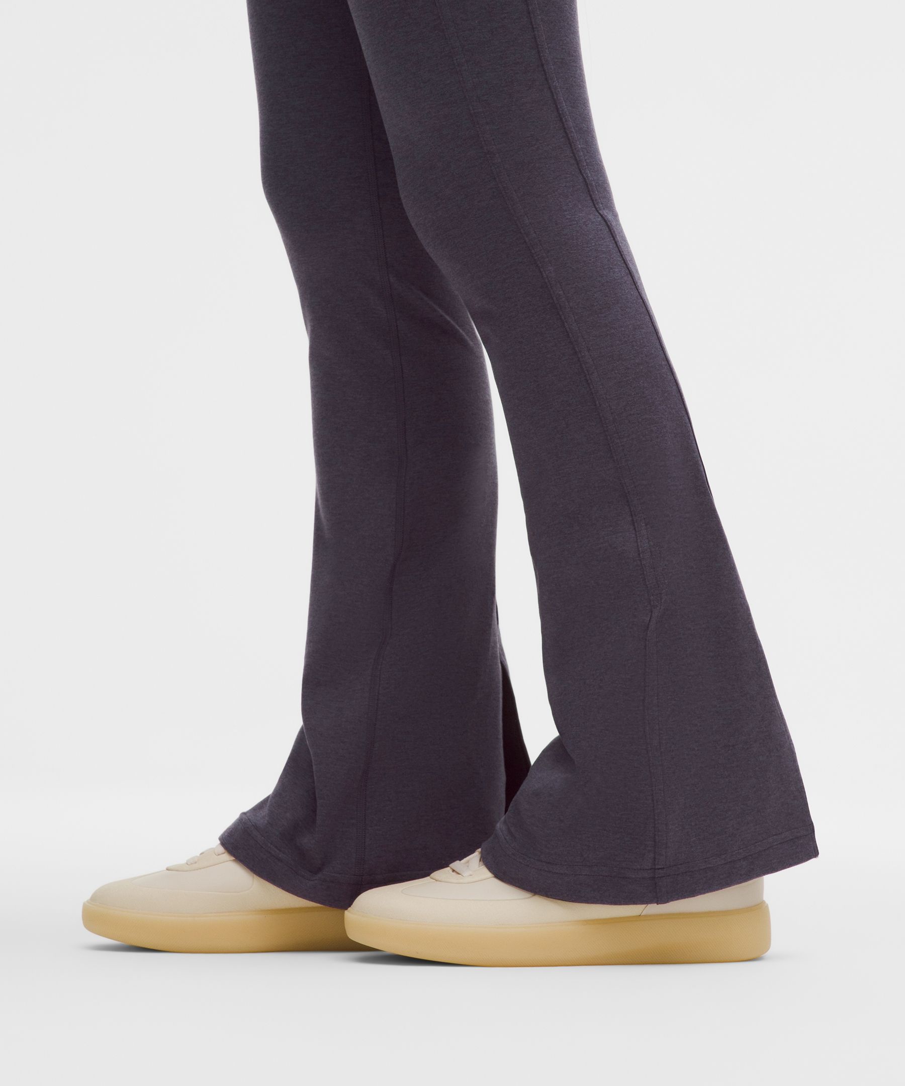 ニューイヤー Softy Suedey ハイライズ スプリットヘム フレアパンツ