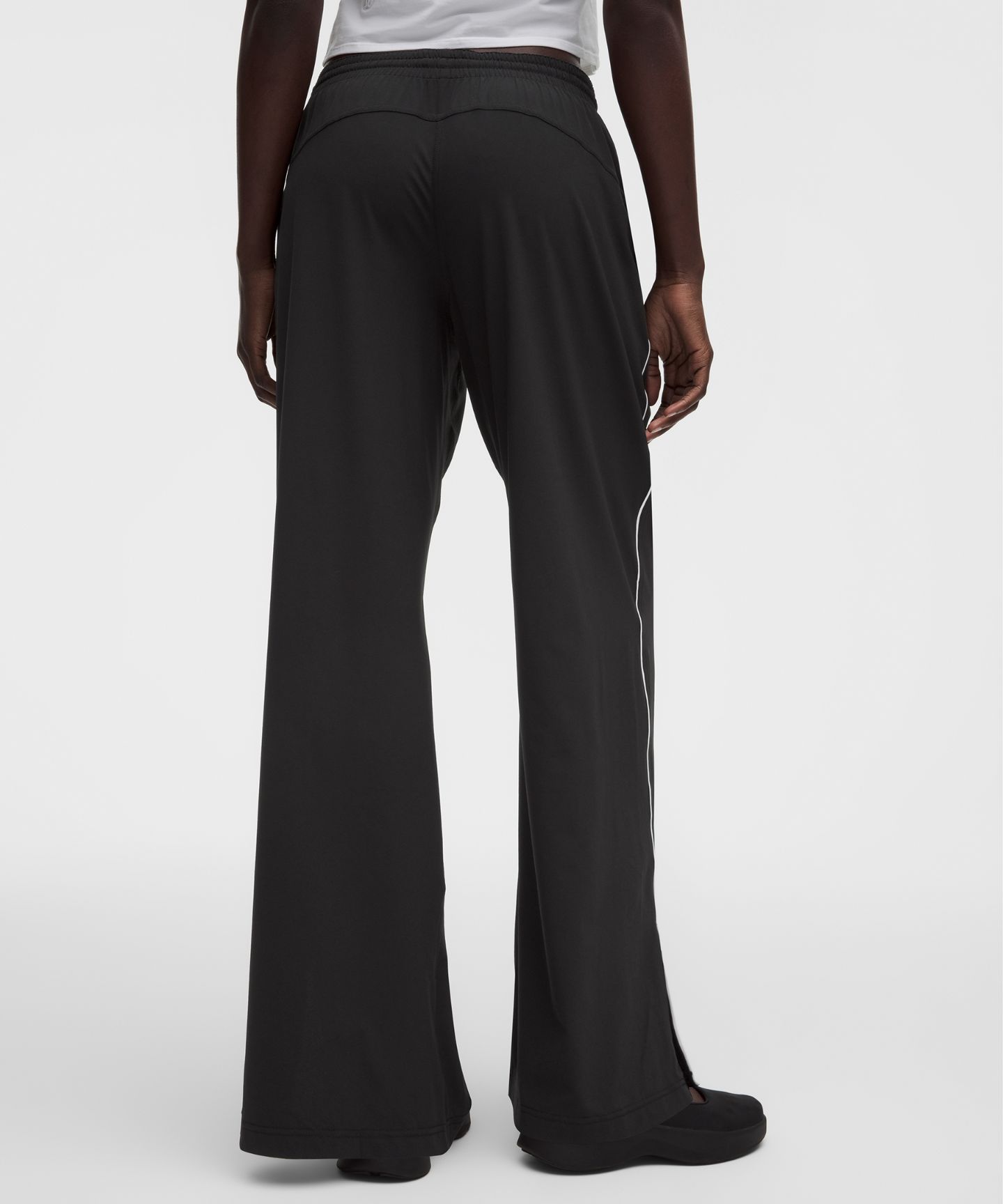 Женские брюки Lululemon Court Rival Wide-Leg Track Pant Regular *Stitched Logo, цвет: Чёрный / Белый — фото 3