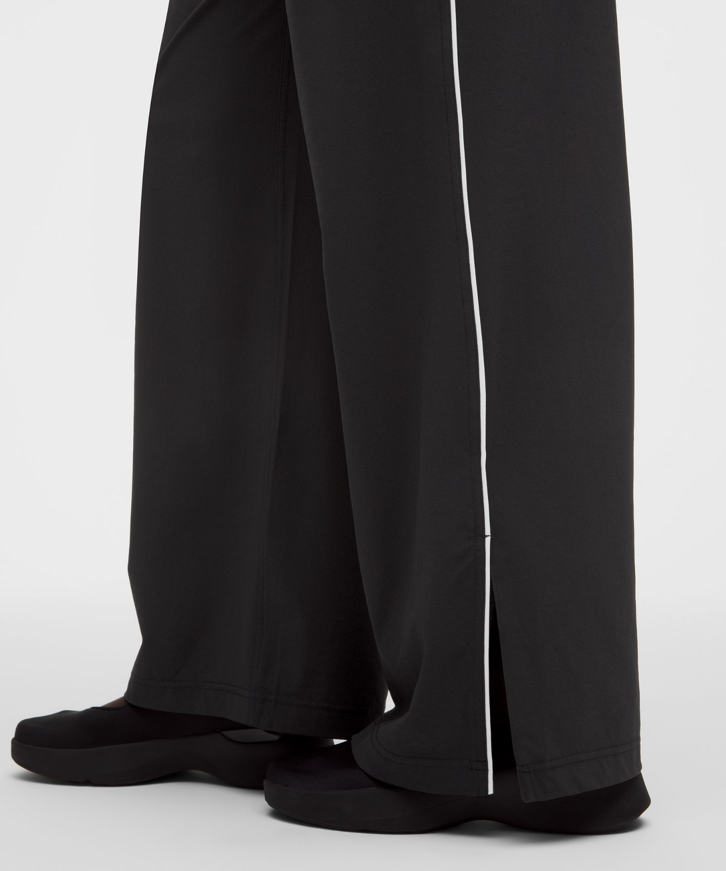 Женские брюки Lululemon Court Rival Wide-Leg Track Pant Regular *Stitched Logo, цвет: Чёрный / Белый — фото 8