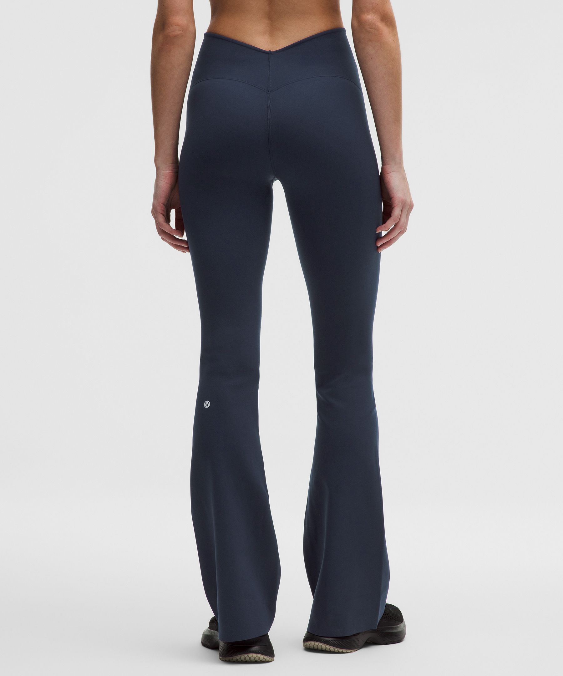 Legging &eacute;vas&eacute; Glow Up&trade; avec dos en V