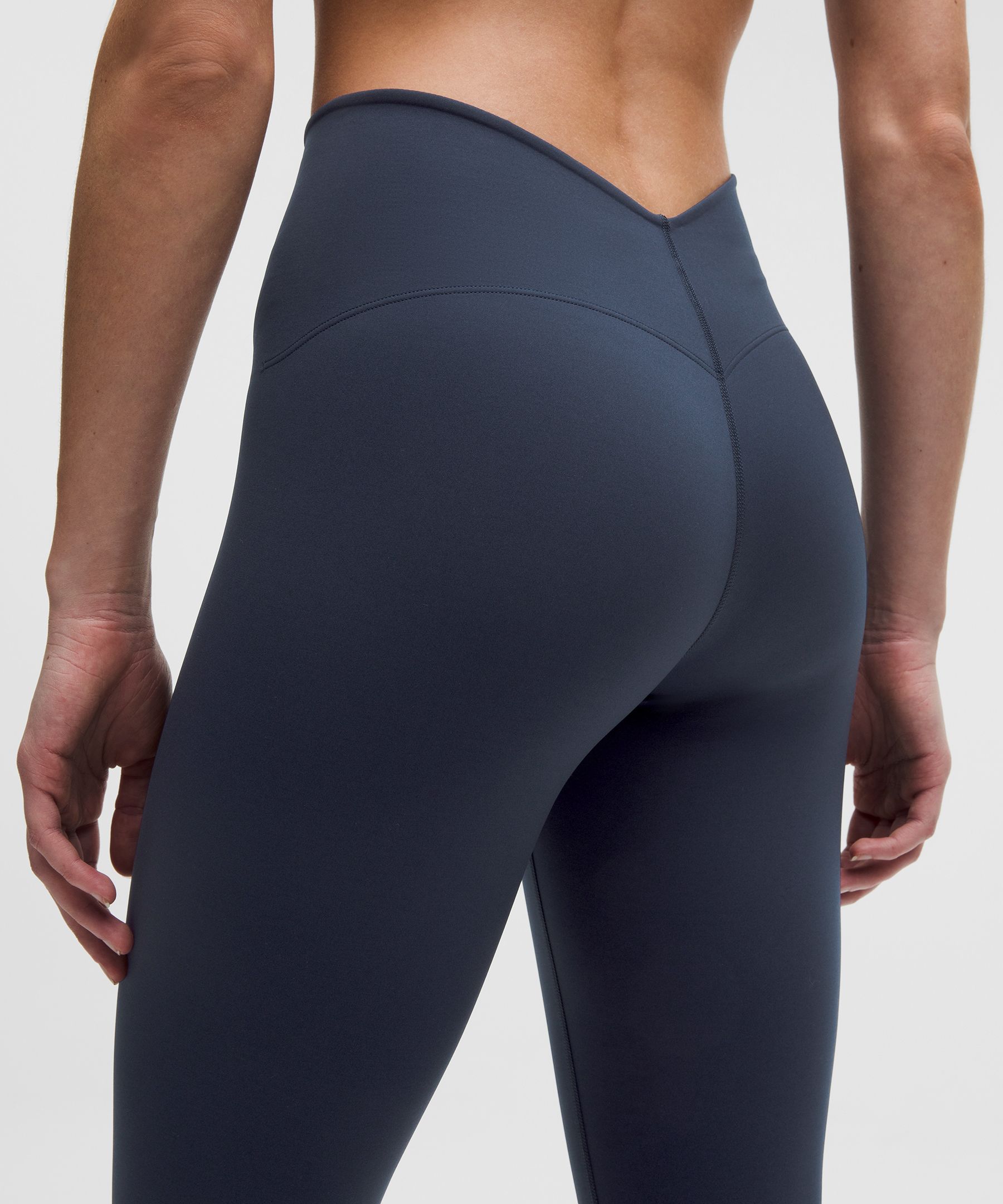 Legging &eacute;vas&eacute; Glow Up&trade; avec dos en V