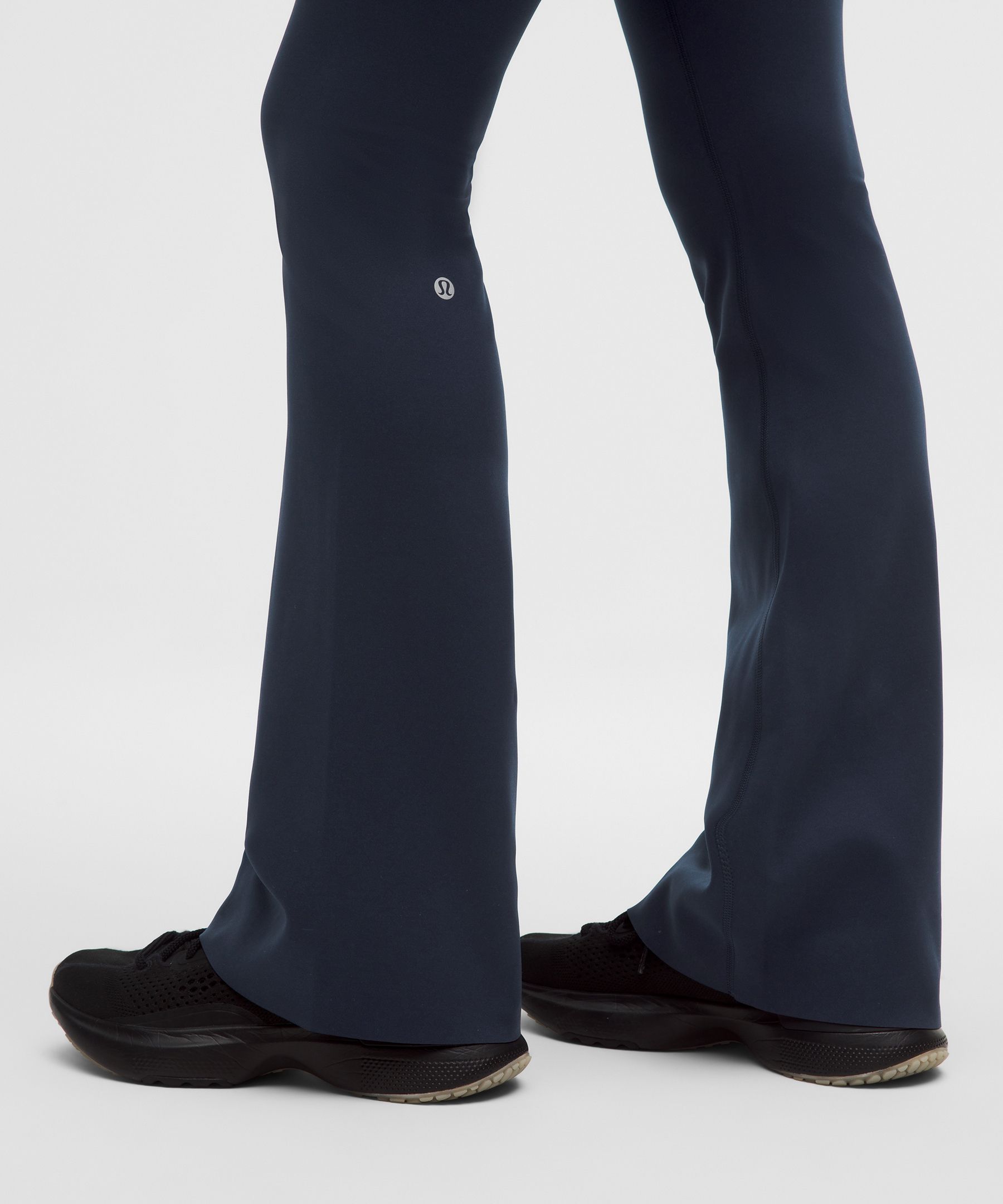 Legging &eacute;vas&eacute; Glow Up&trade; avec dos en V