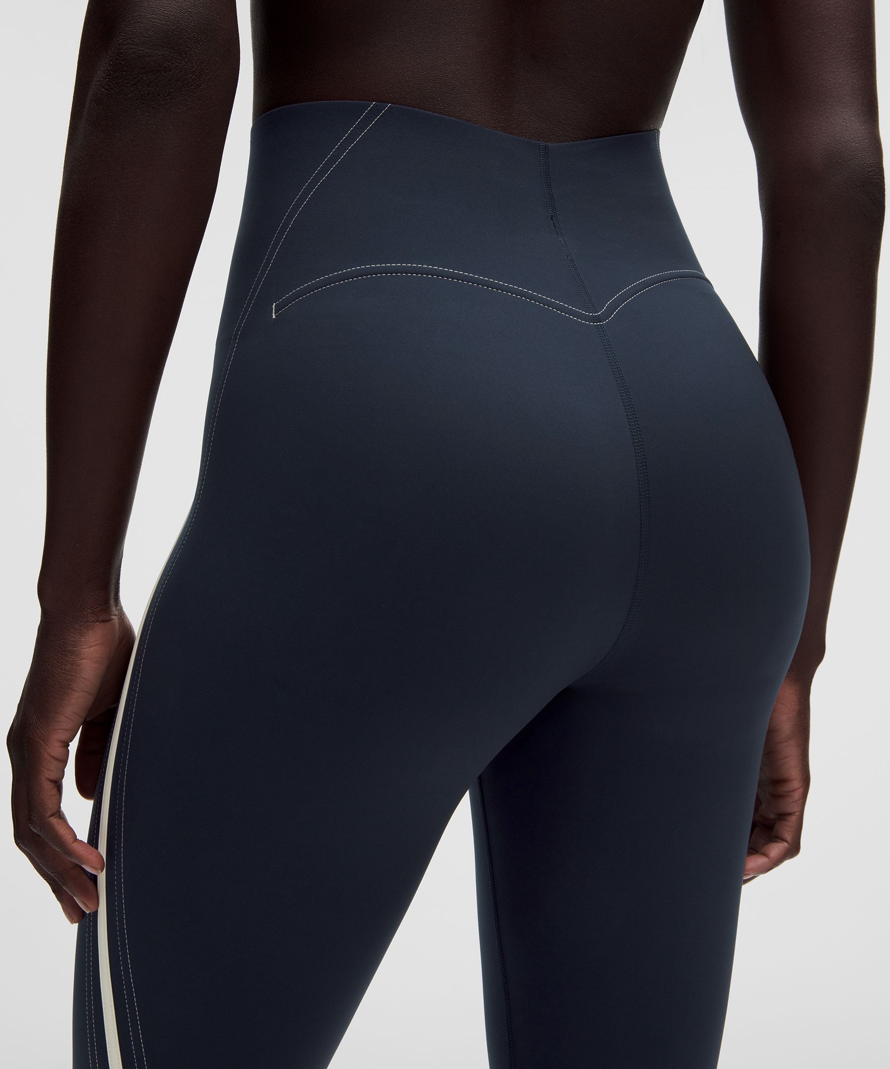 Legging lululemon Glow Up&trade; taille tr&egrave;s haute 64&nbsp;cm *D&eacute;tails passepoil&eacute;s