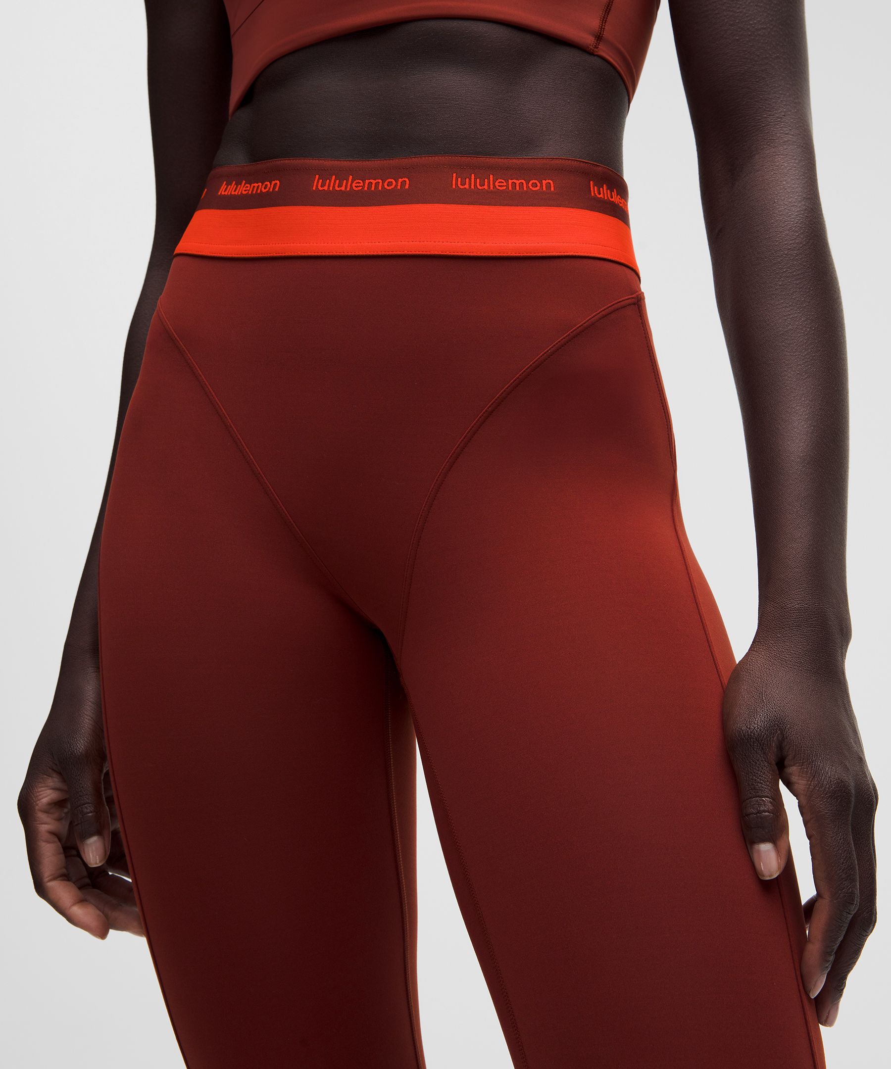 Legging de training en Everlux taille haute &agrave; coutures profil&eacute;es 64cm