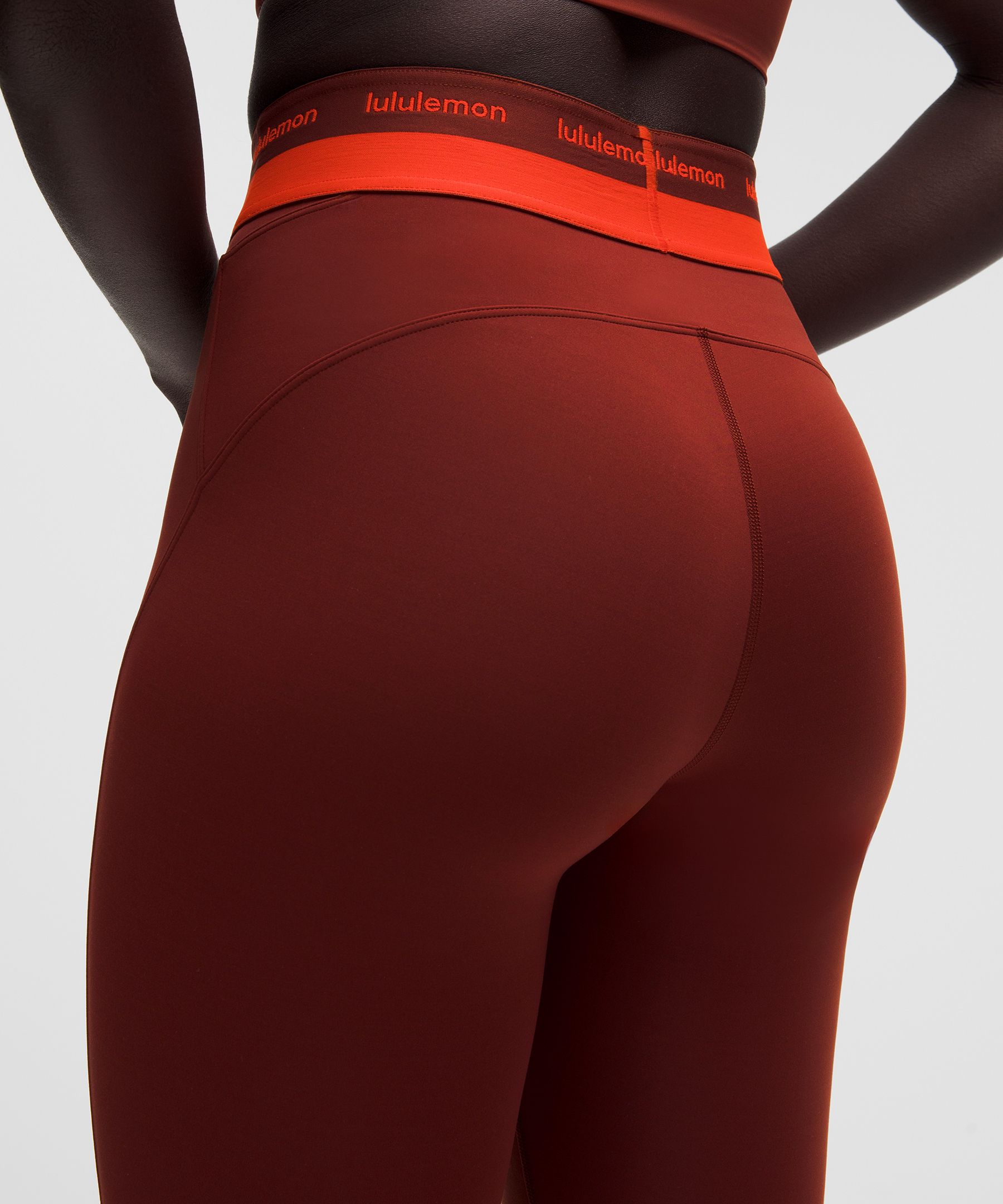 Legging de training en Everlux taille haute &agrave; coutures profil&eacute;es 64cm