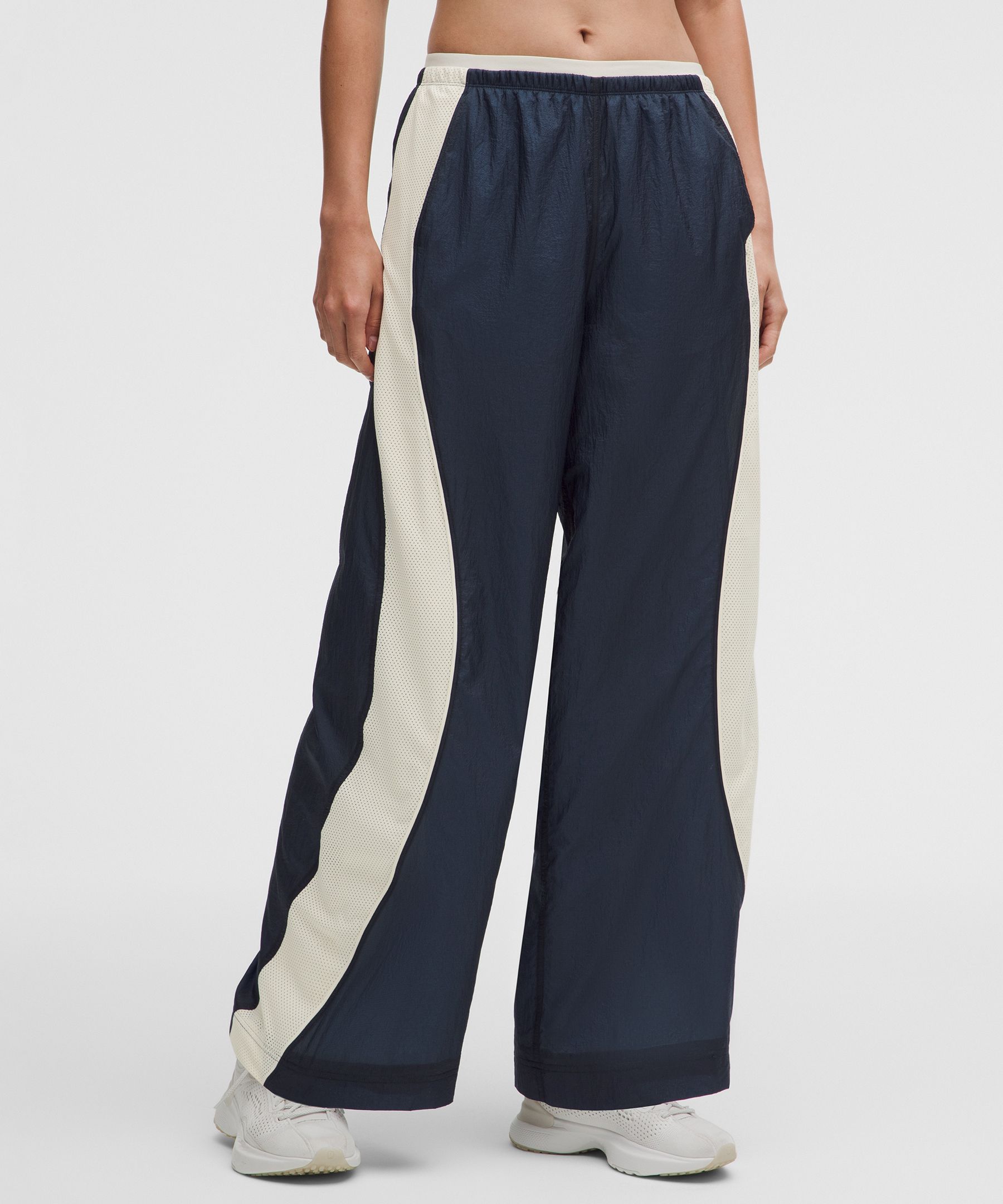 Pants License to Train de nylon texturizado y tiro medio