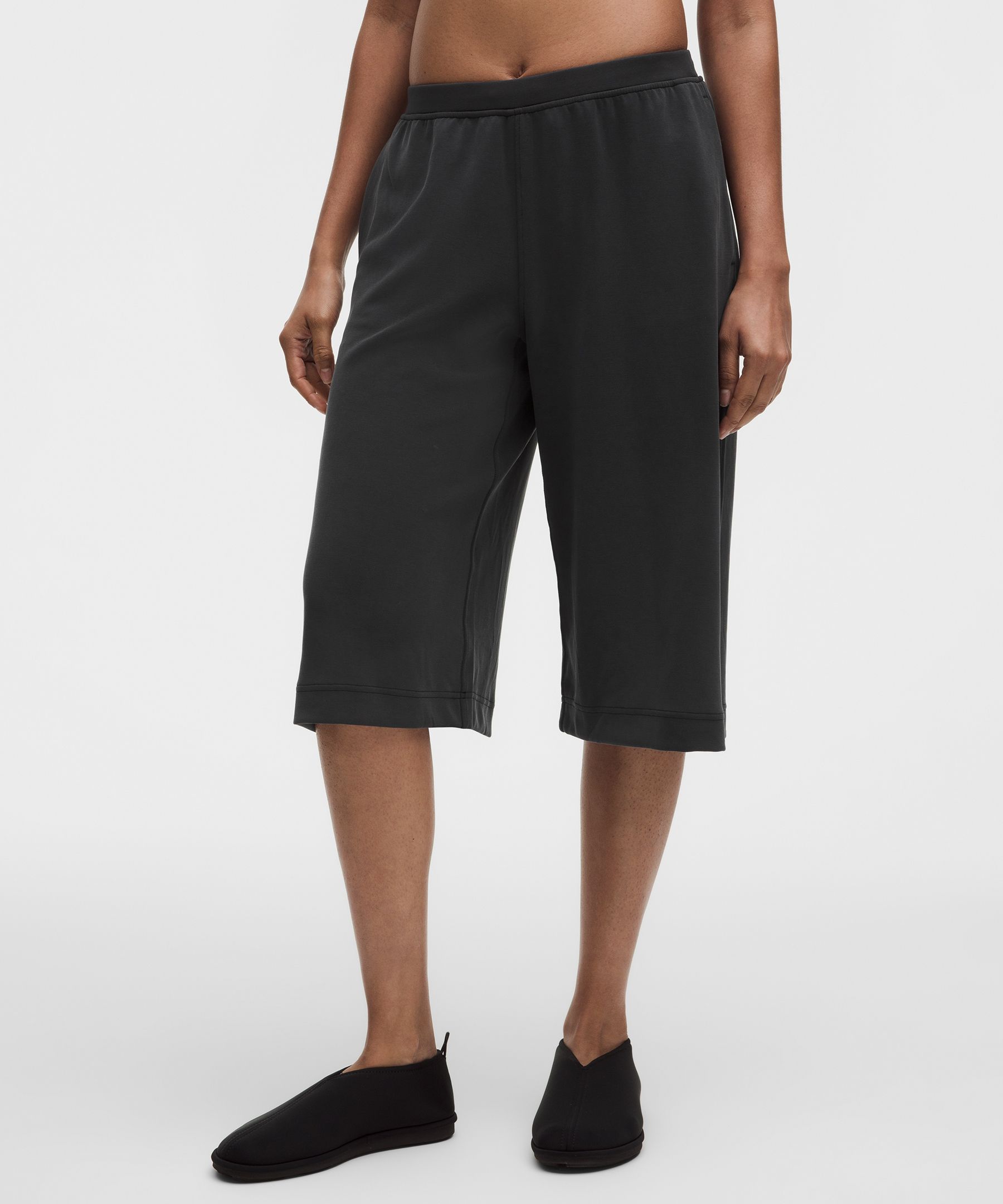 Lightweight Softstreme Mid-Rise Cropped Pant