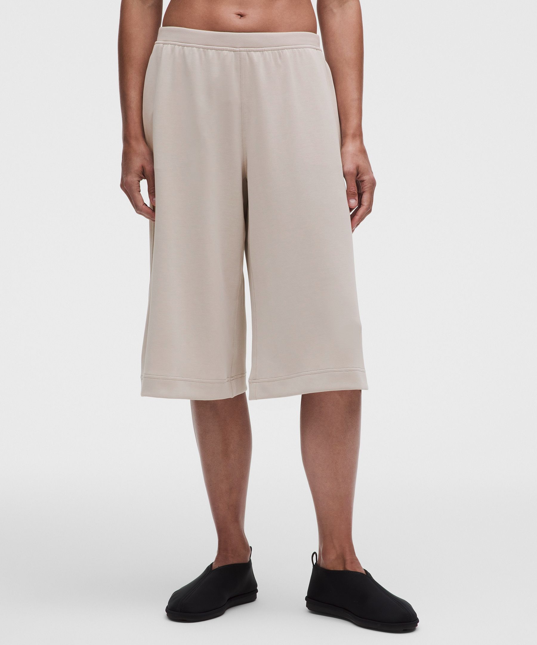 Lightweight Softstreme Mid-Rise Cropped Pant