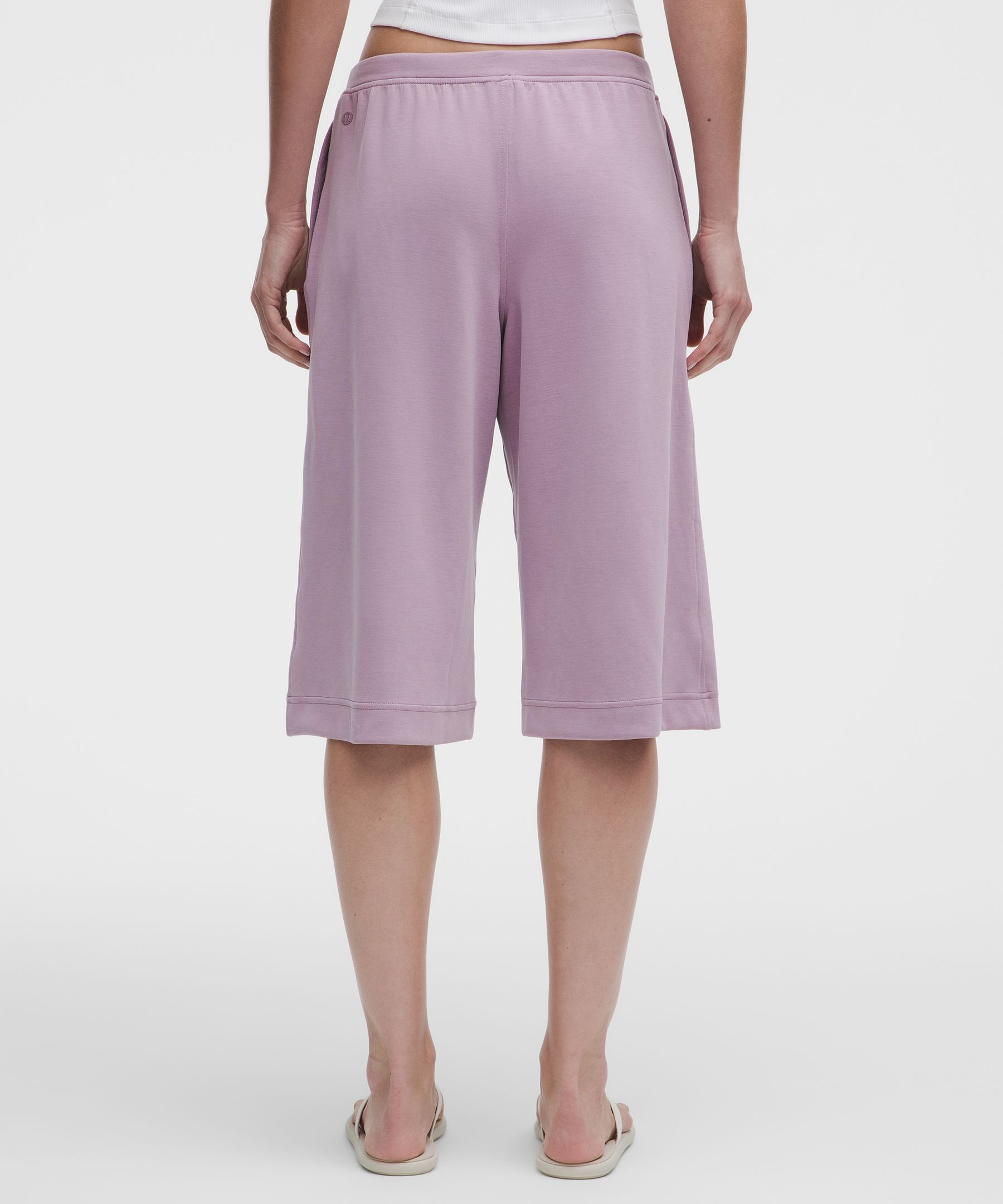 Lightweight Softstreme Mid-Rise Cropped Pant