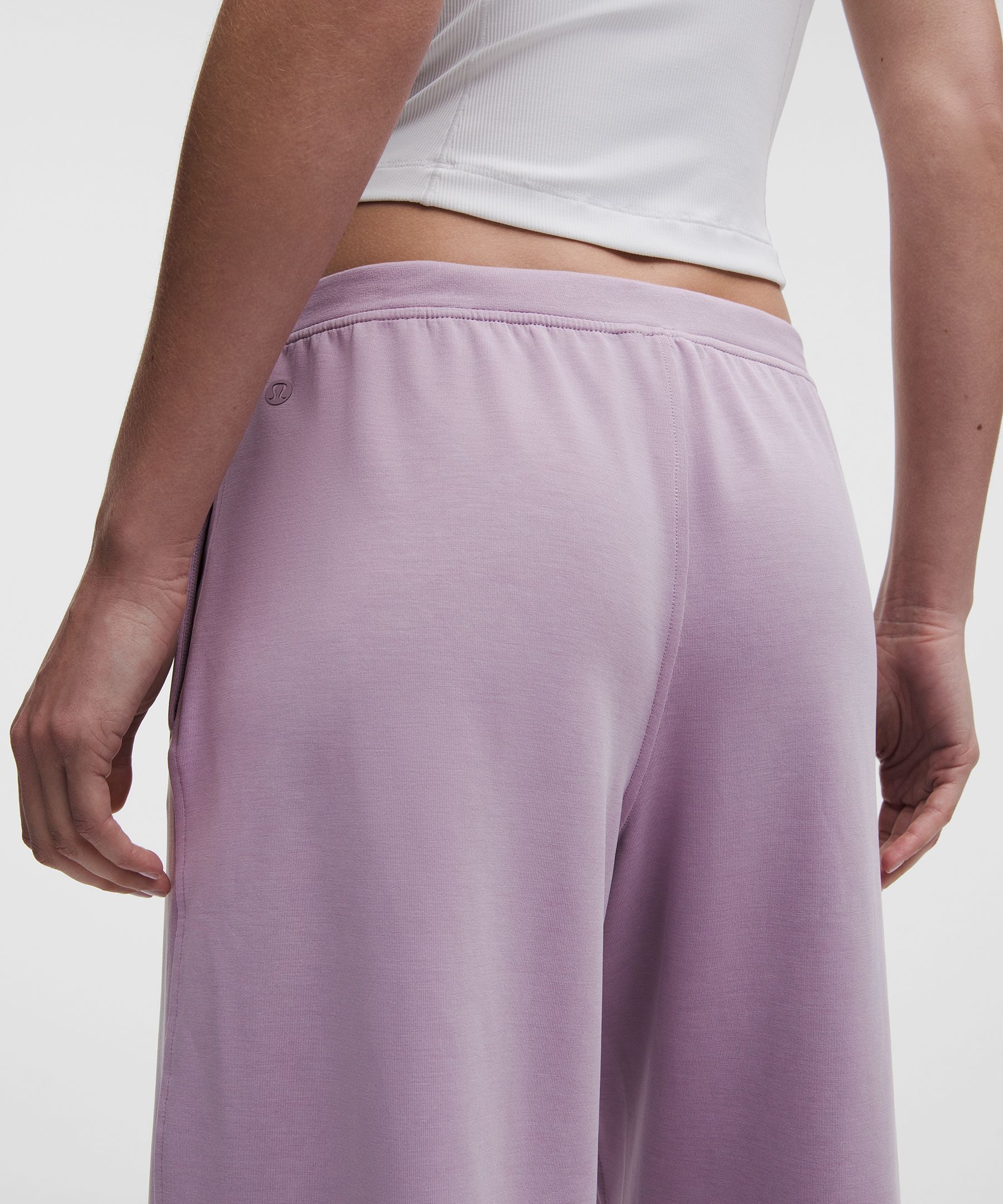 Lightweight Softstreme Mid-Rise Cropped Pant
