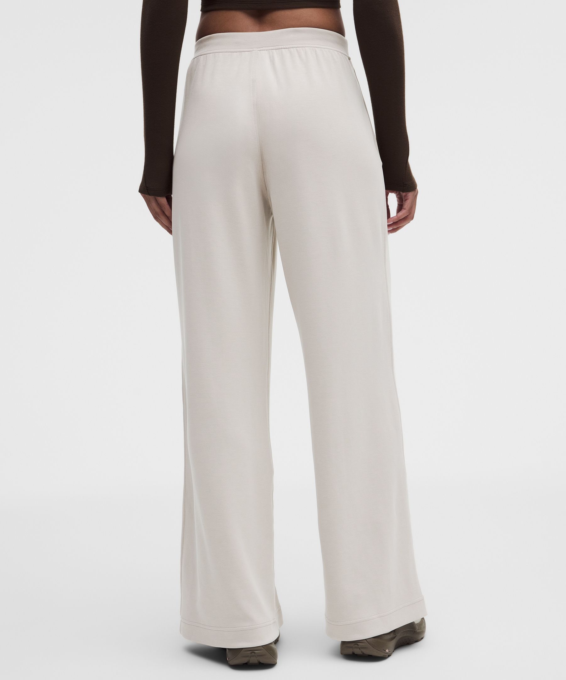 Pantalones ligeros de talle medio de tejido Softstreme *Largo est&aacute;ndar