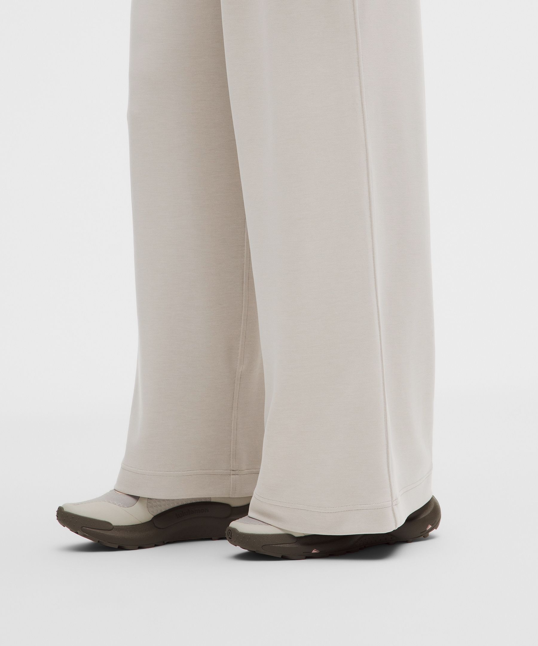 Pantalones ligeros de talle medio de tejido Softstreme *Largo est&aacute;ndar