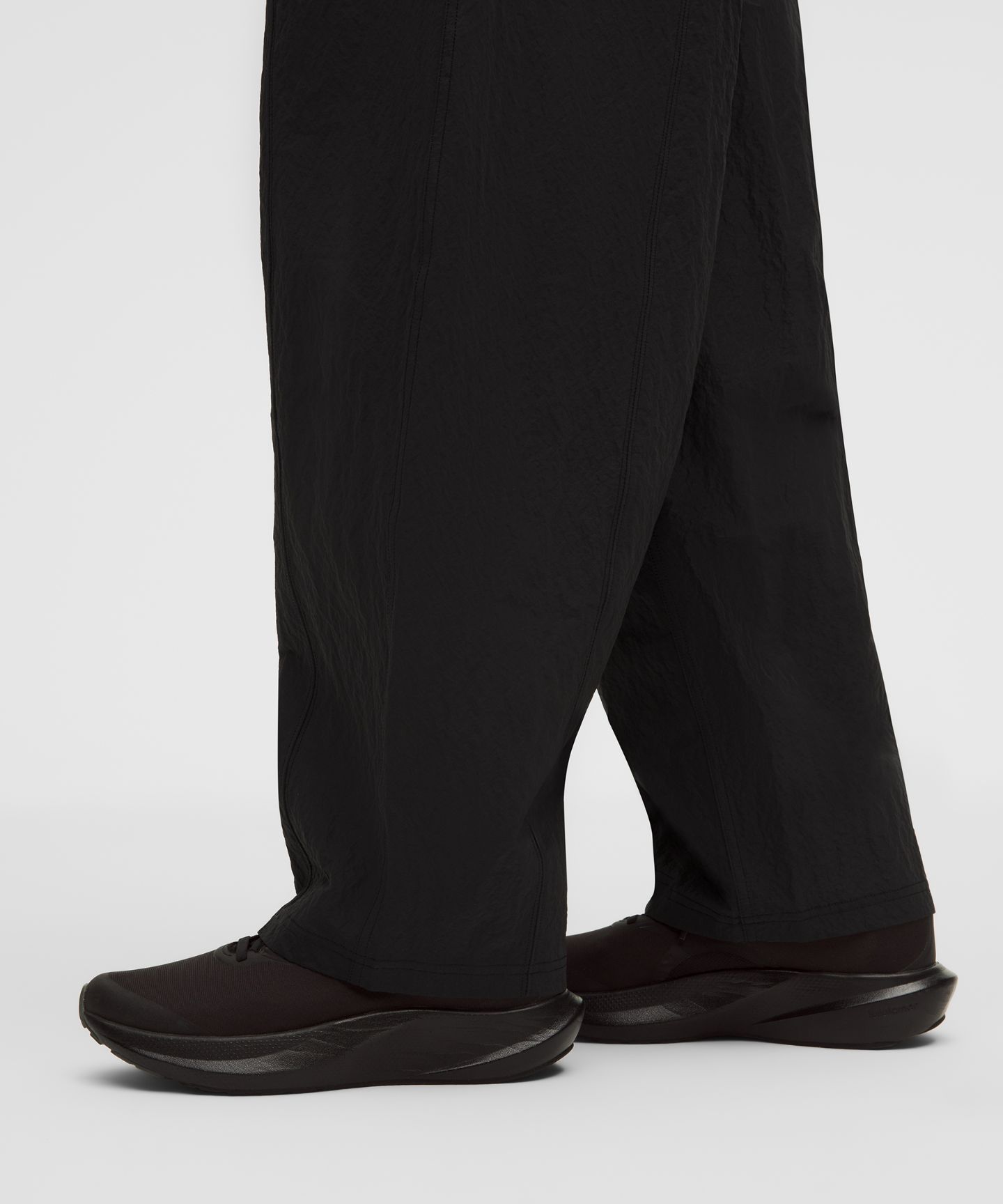 Женские брюки Lululemon Crinkle Nylon Mid-Rise Barrel-Leg Pant *Short, цвет: Чёрный — фото 6