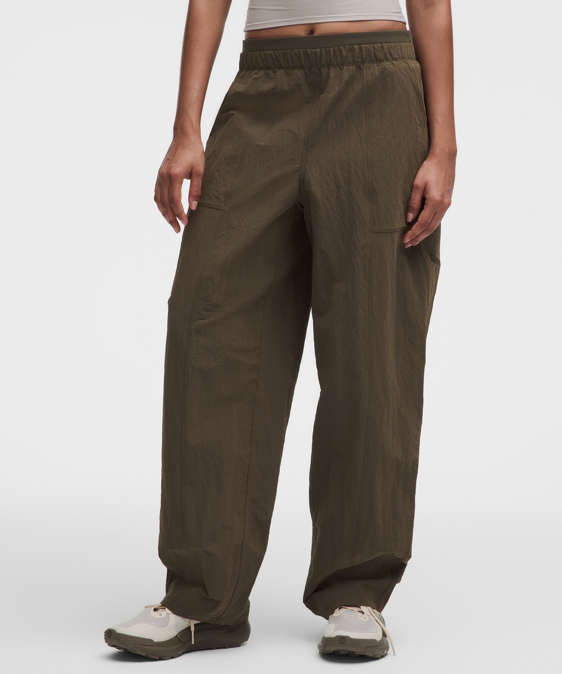 Pantalon jambe tonneau taille mi-haute en nylon plissé
