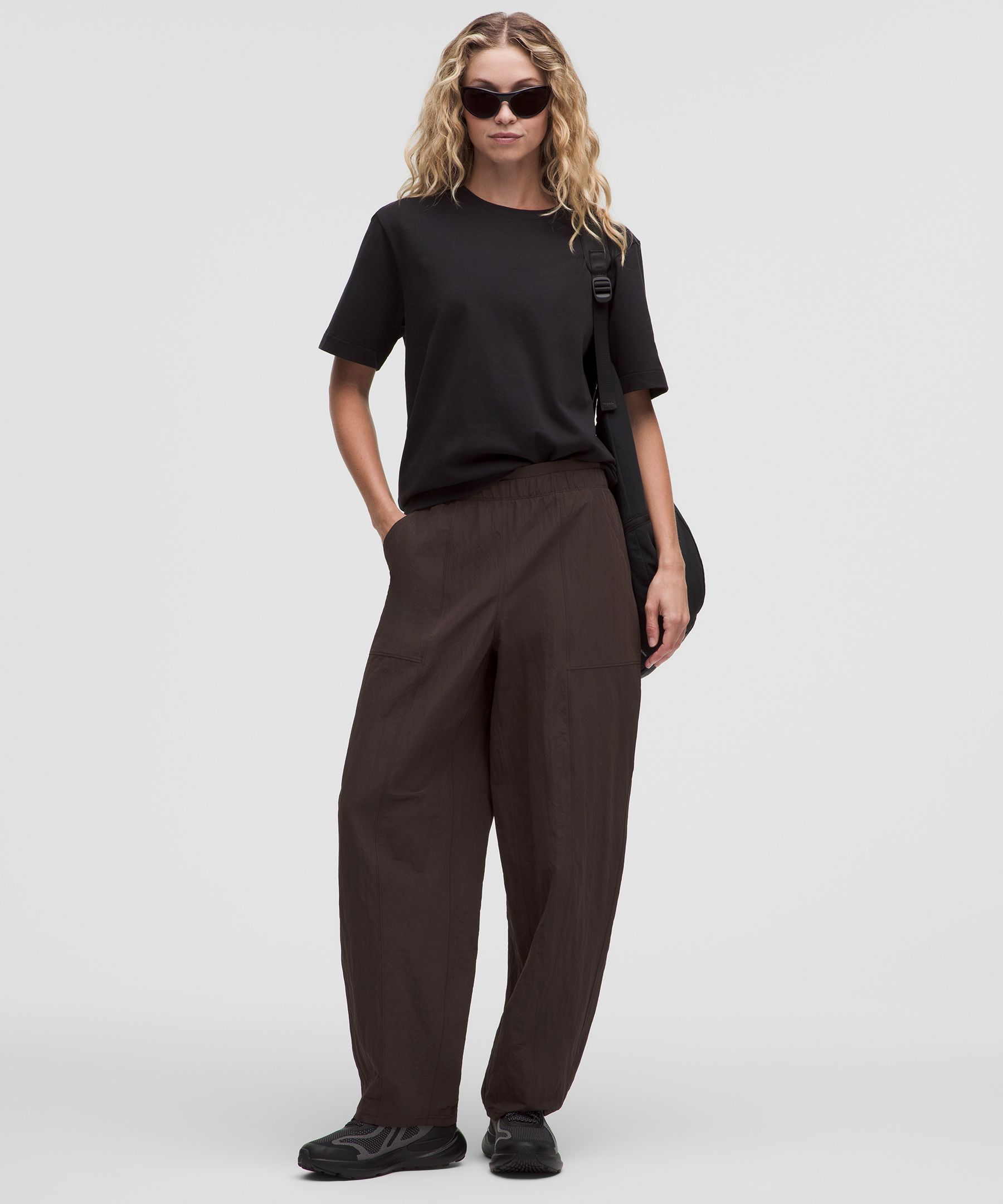 Pantalon jambe tonneau taille mi-haute en nylon plissé