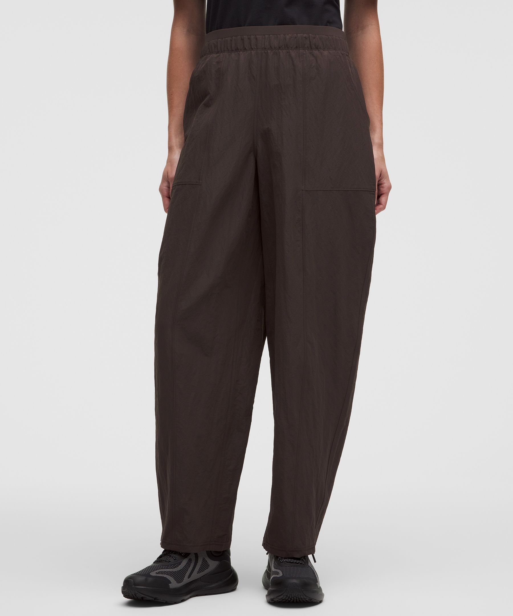 Pantalon jambe tonneau taille mi-haute en nylon plissé