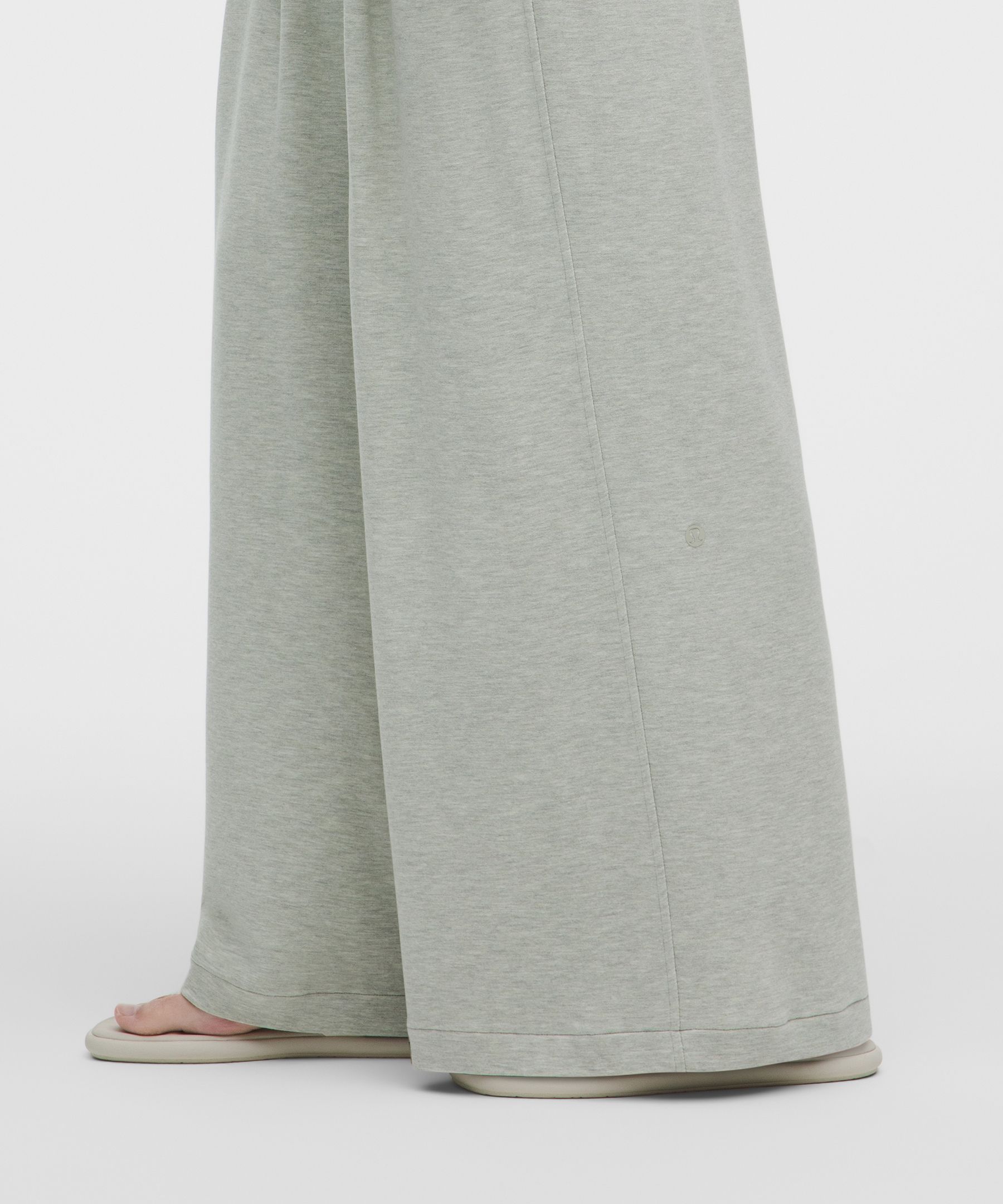BeCalm High-Rise Pleated Extra-Wide Leg Pants *Asia Fit