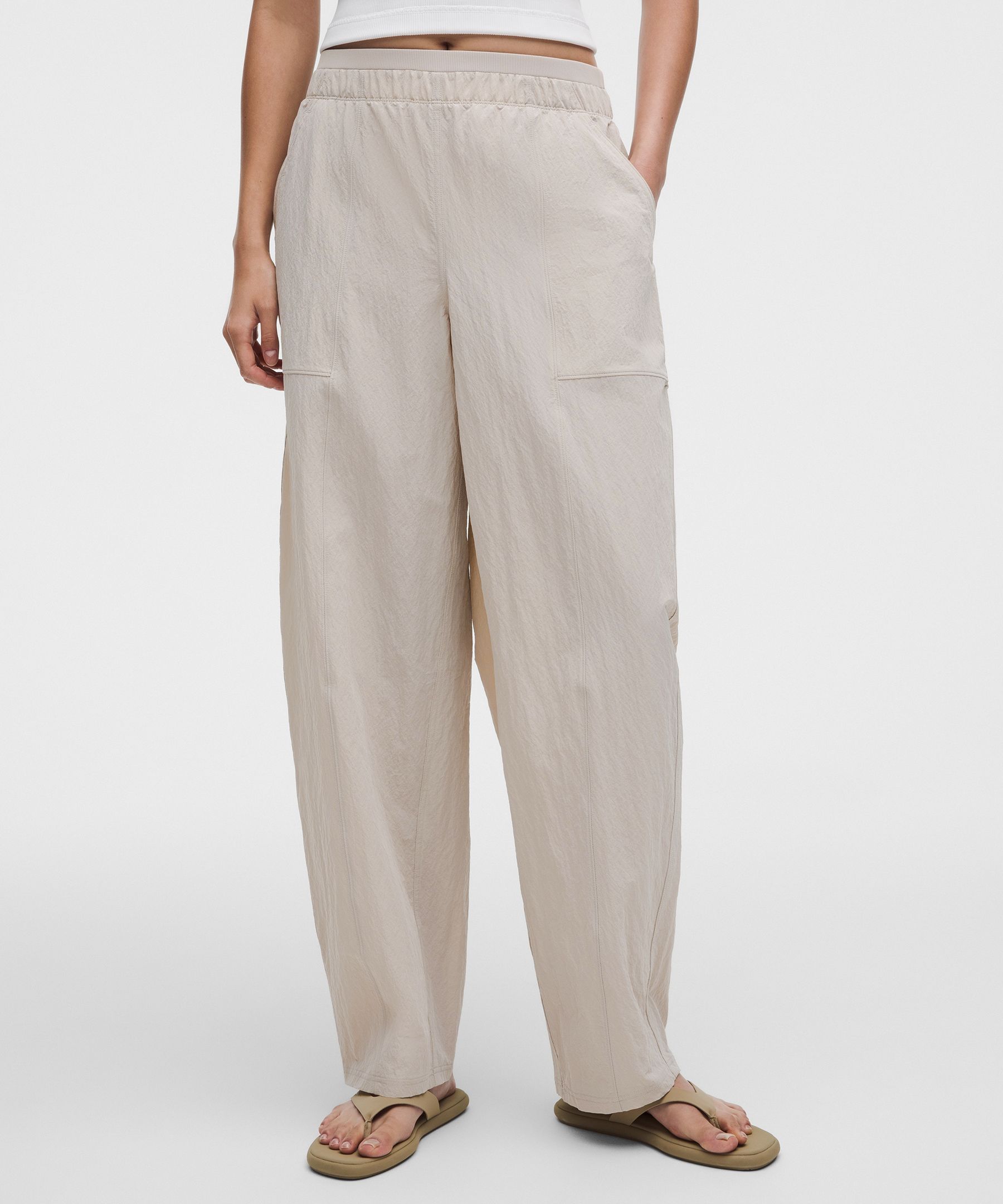 Pantalon barrel taille mi-haute en nylon froiss&eacute;