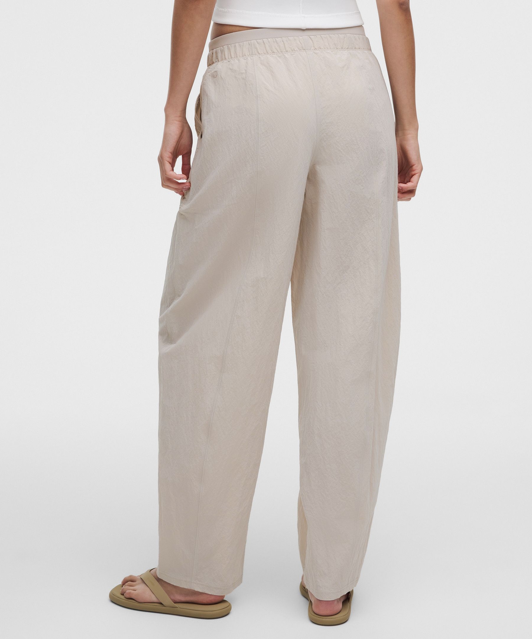 Pantalon barrel taille mi-haute en nylon froiss&eacute;