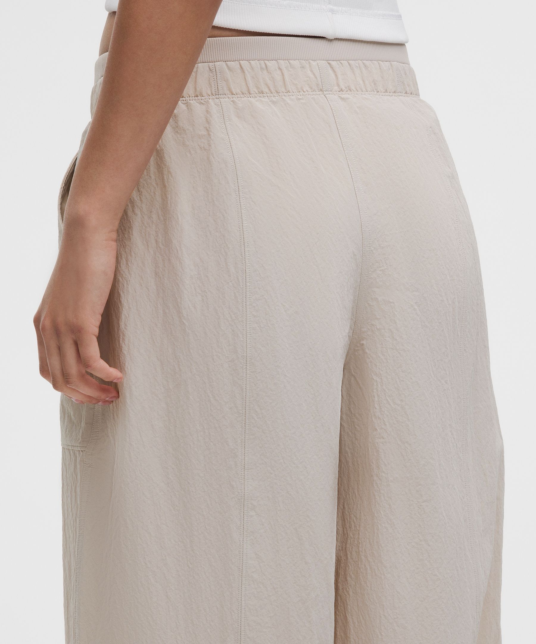 Pantalon barrel taille mi-haute en nylon froiss&eacute;