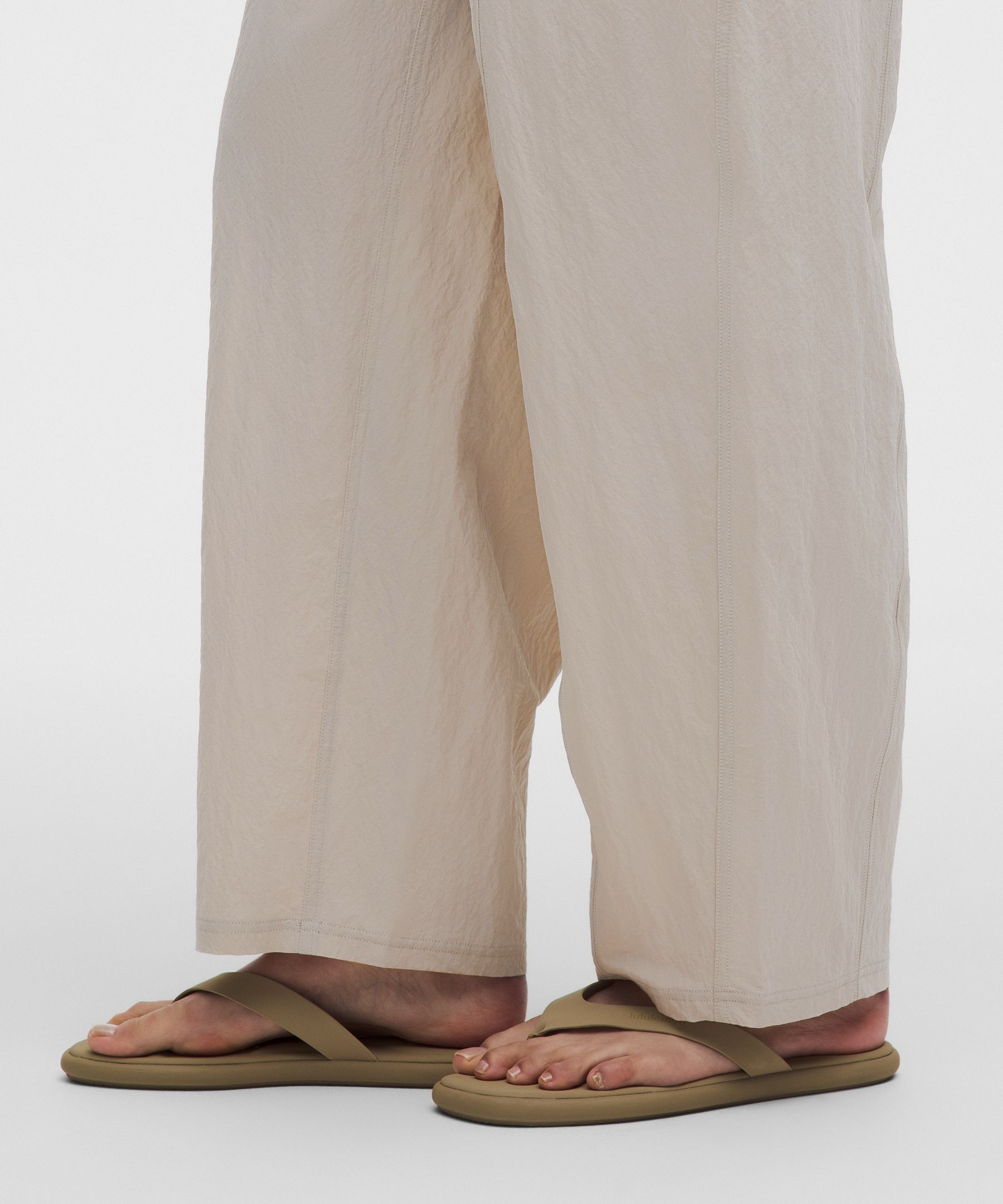 Pantalon barrel taille mi-haute en nylon froiss&eacute;