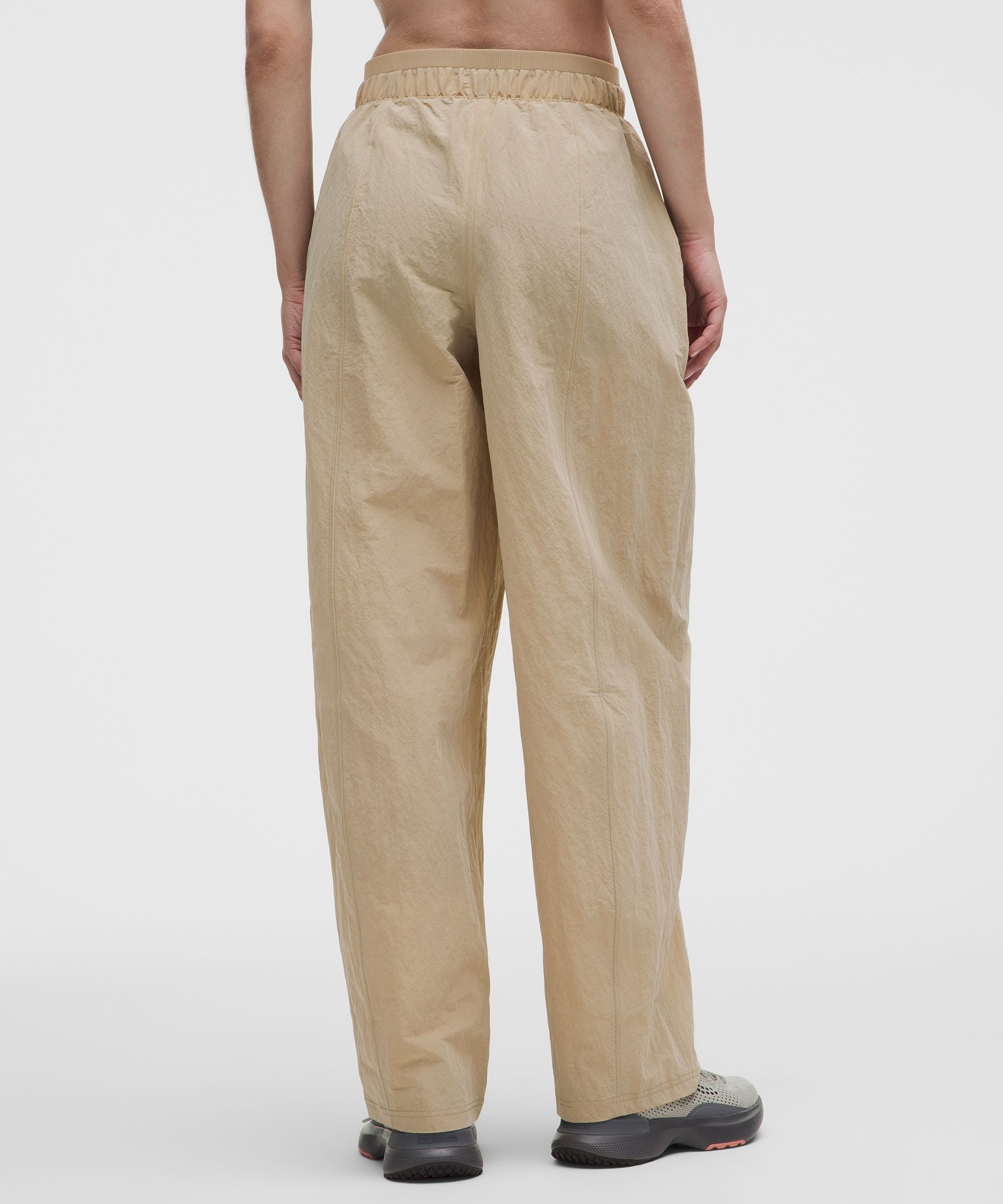 Pantal&oacute;n barril de talle medio y nailon arrugado