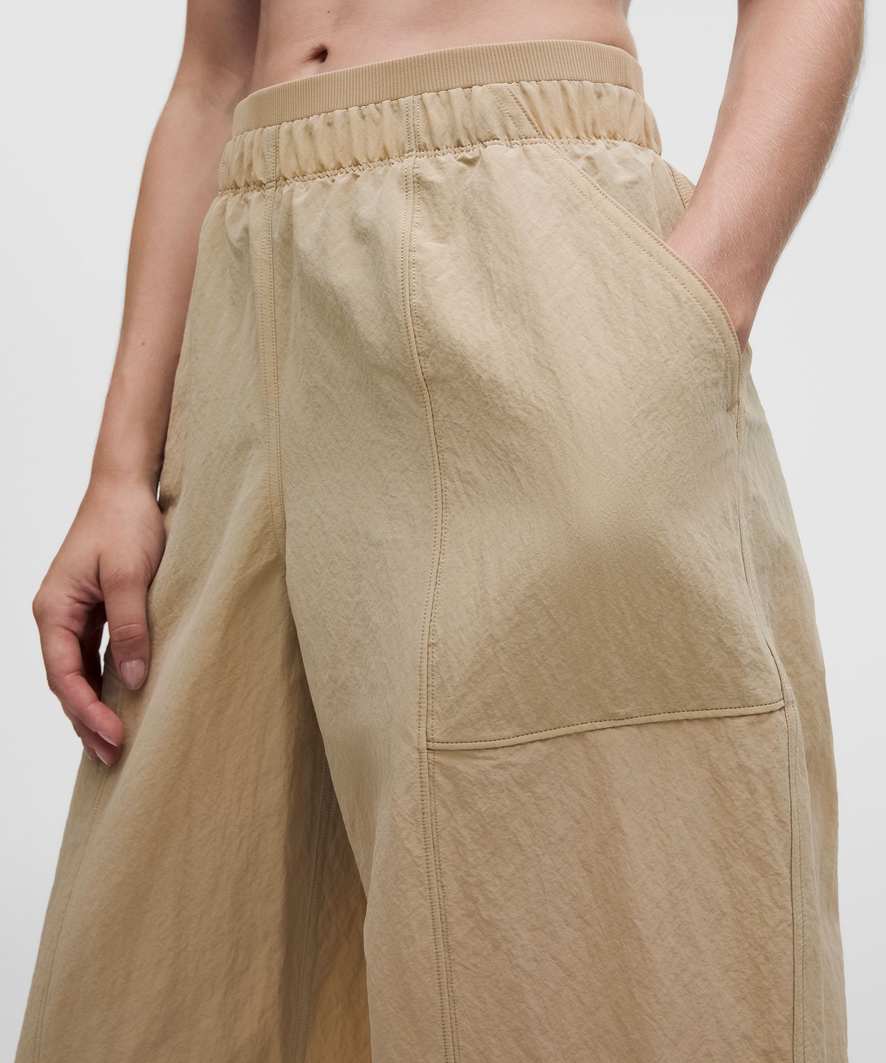 Pantal&oacute;n barril de talle medio y nailon arrugado