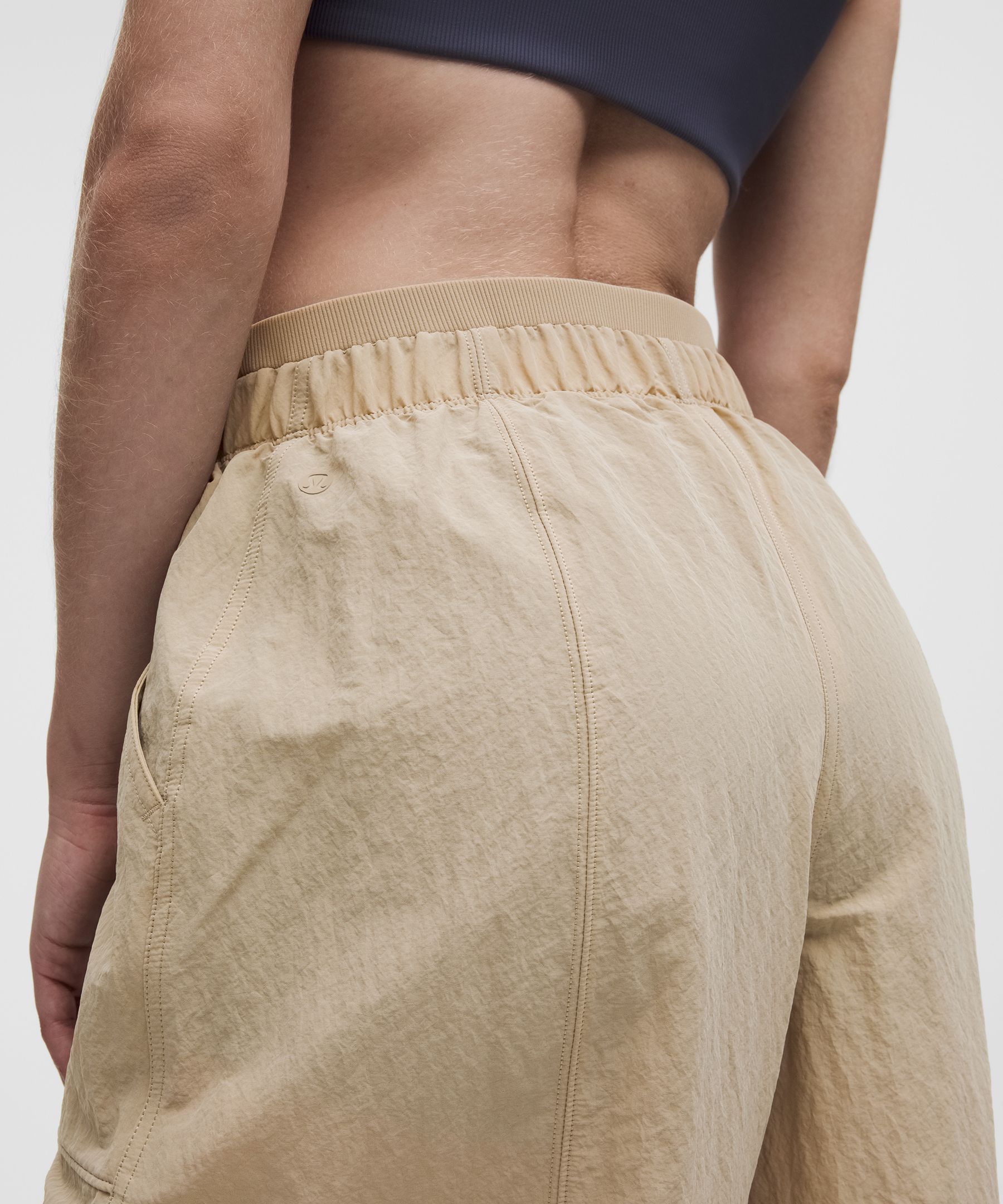 Pantal&oacute;n barril de talle medio y nailon arrugado