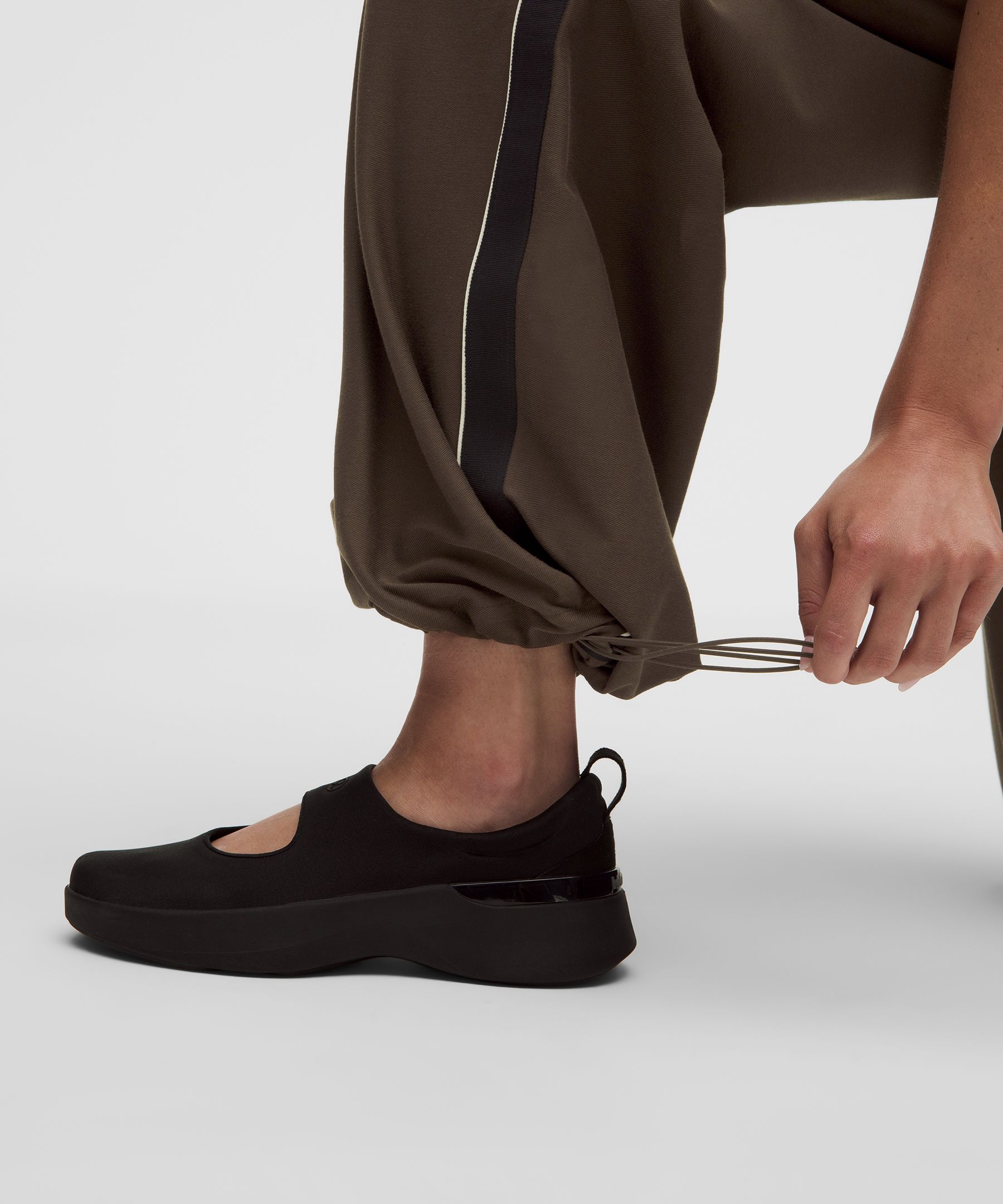 Light Utilitech Twill Mid-Rise Wide-Leg Trouser
