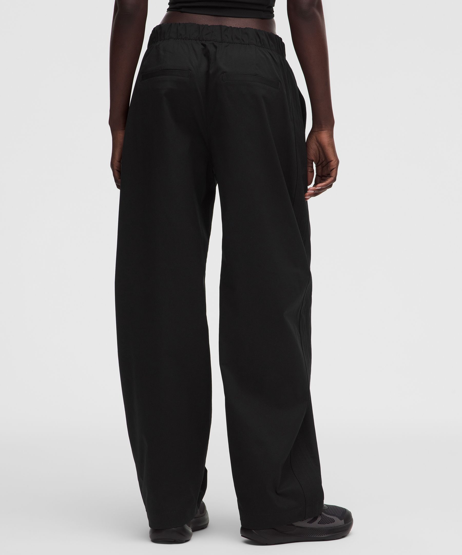 Woven Mid-Rise Barrel-Leg Pant *Regular