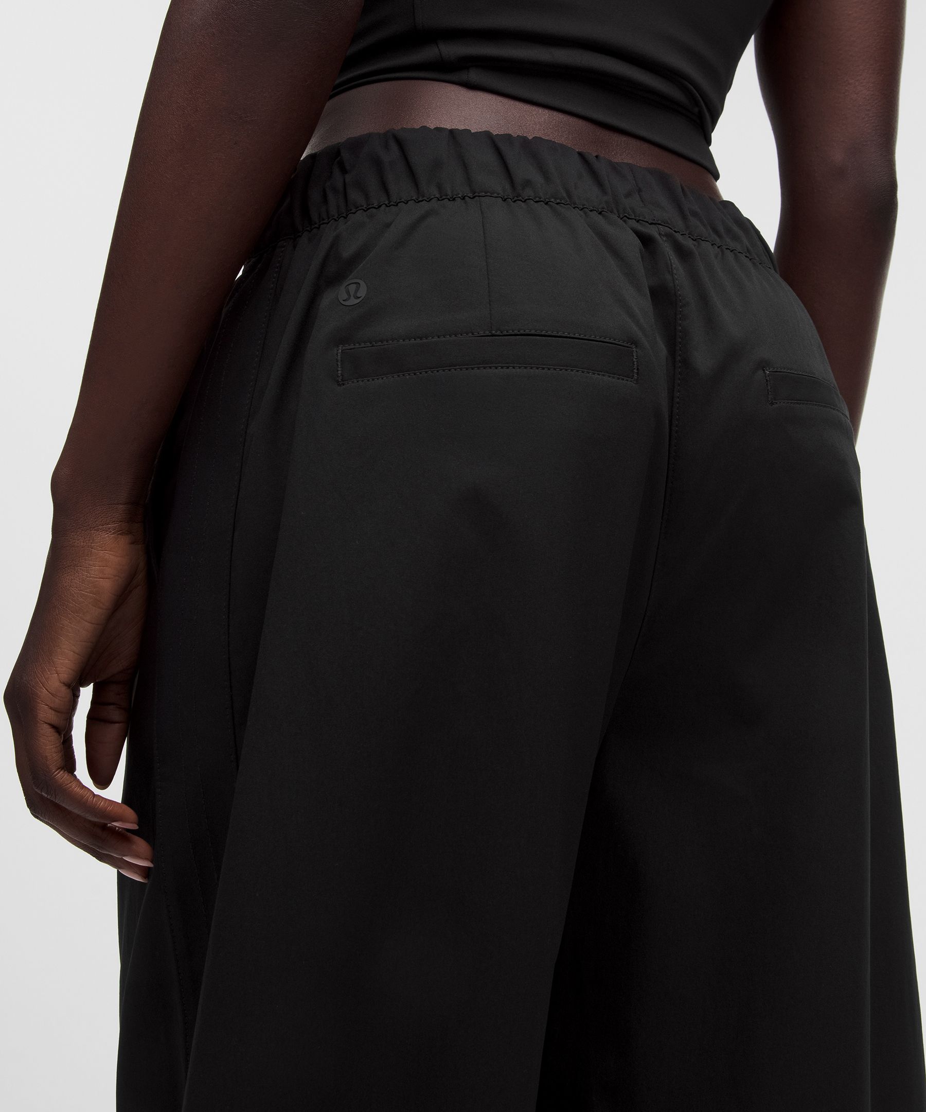 Woven Mid-Rise Barrel-Leg Pant *Regular
