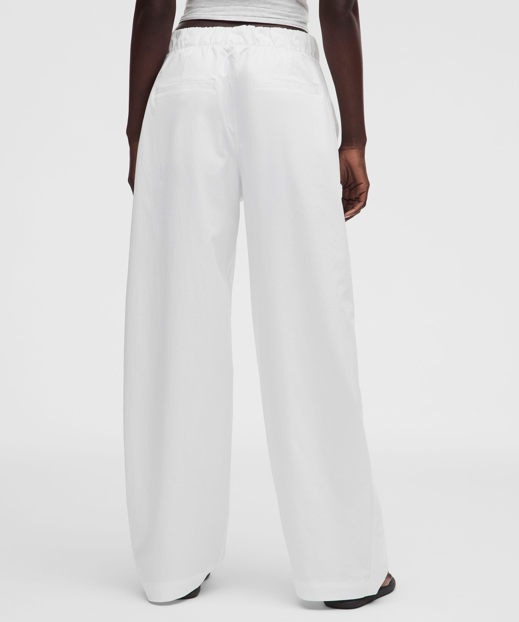 Woven Mid-Rise Barrel-Leg Pant *Regular