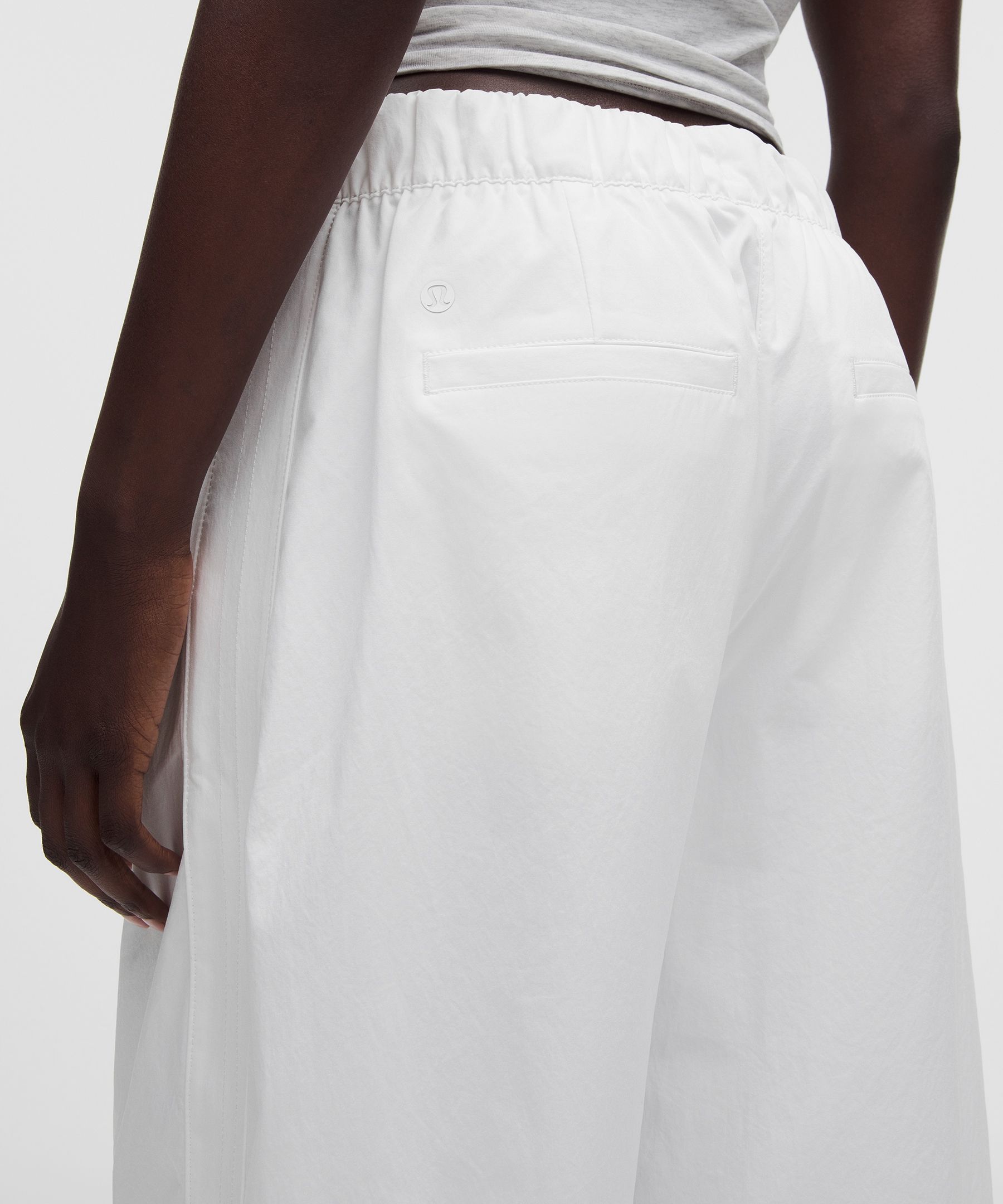 Woven Mid-Rise Barrel-Leg Pant *Regular