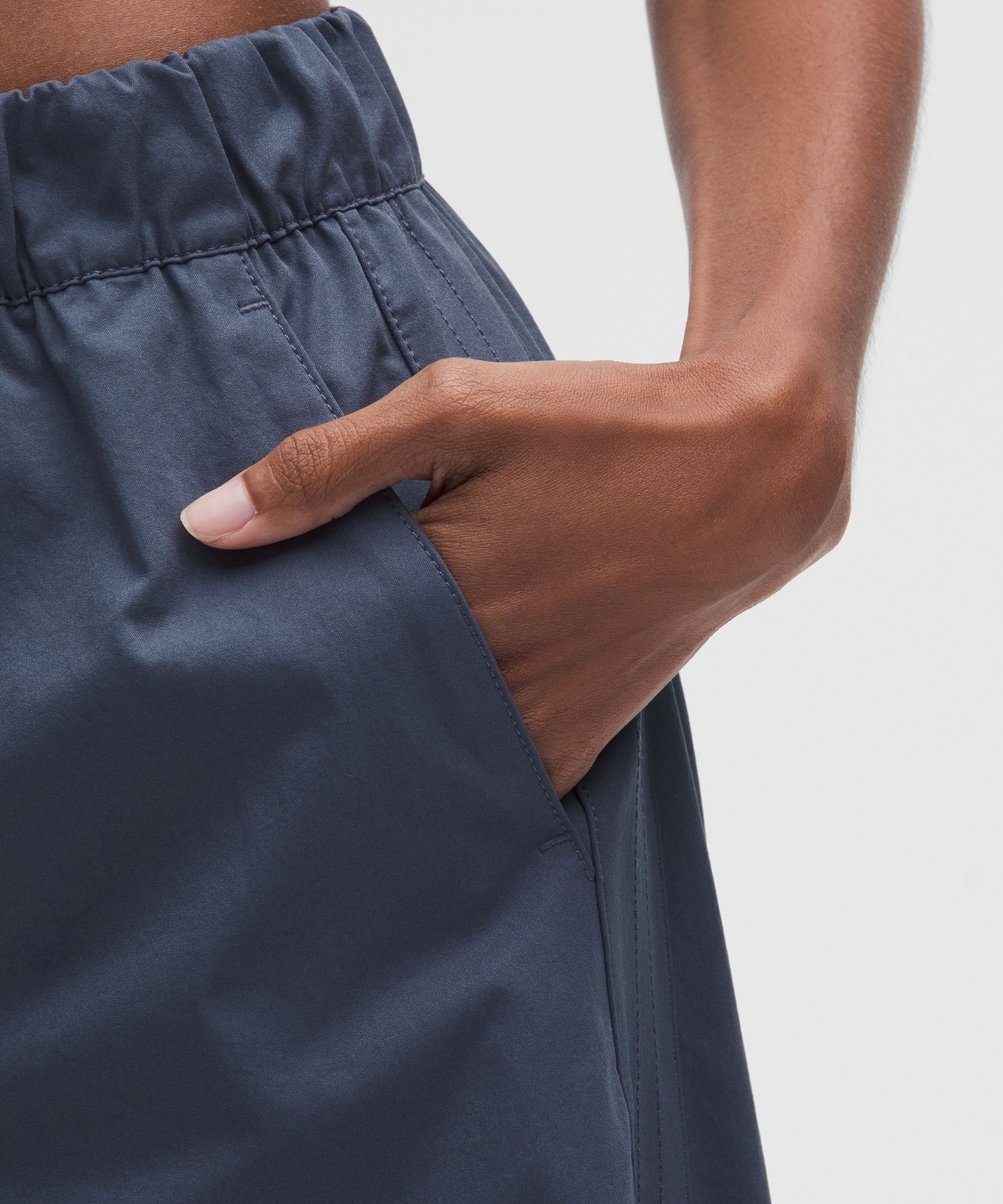 Woven Mid-Rise Barrel-Leg Pant