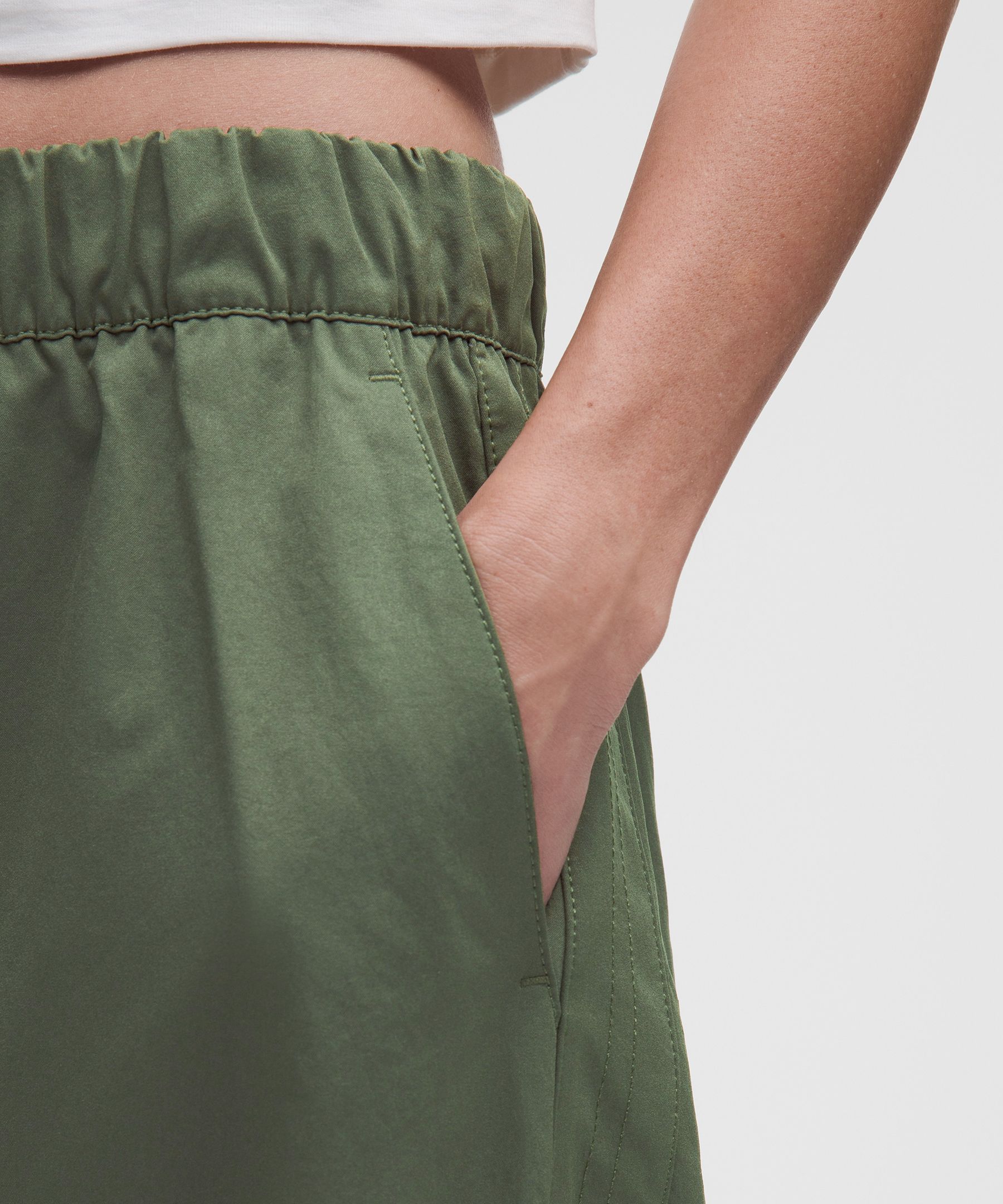 Woven Mid-Rise Barrel-Leg Pant