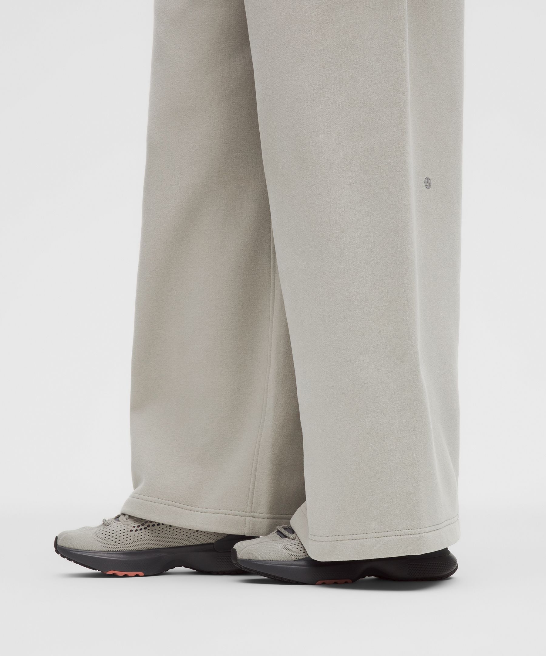 Steady State Hose mit weitem Bein aus SuperLoft im Oversized Fit