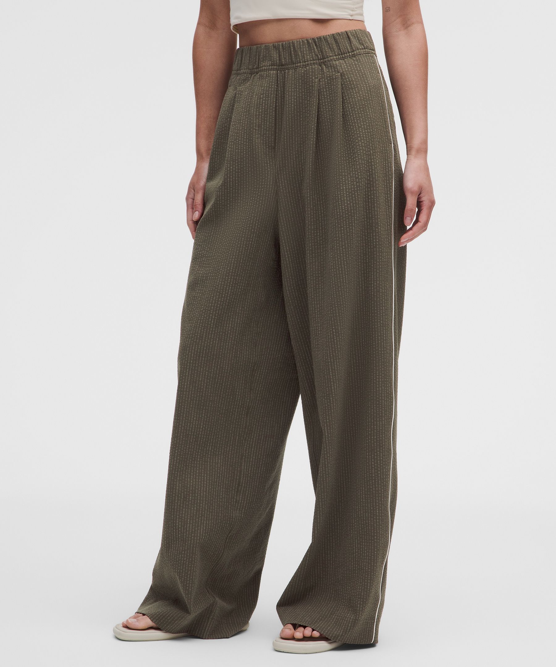 Seersucker WovenAir High-Rise Pleated Pants *Asia Fit