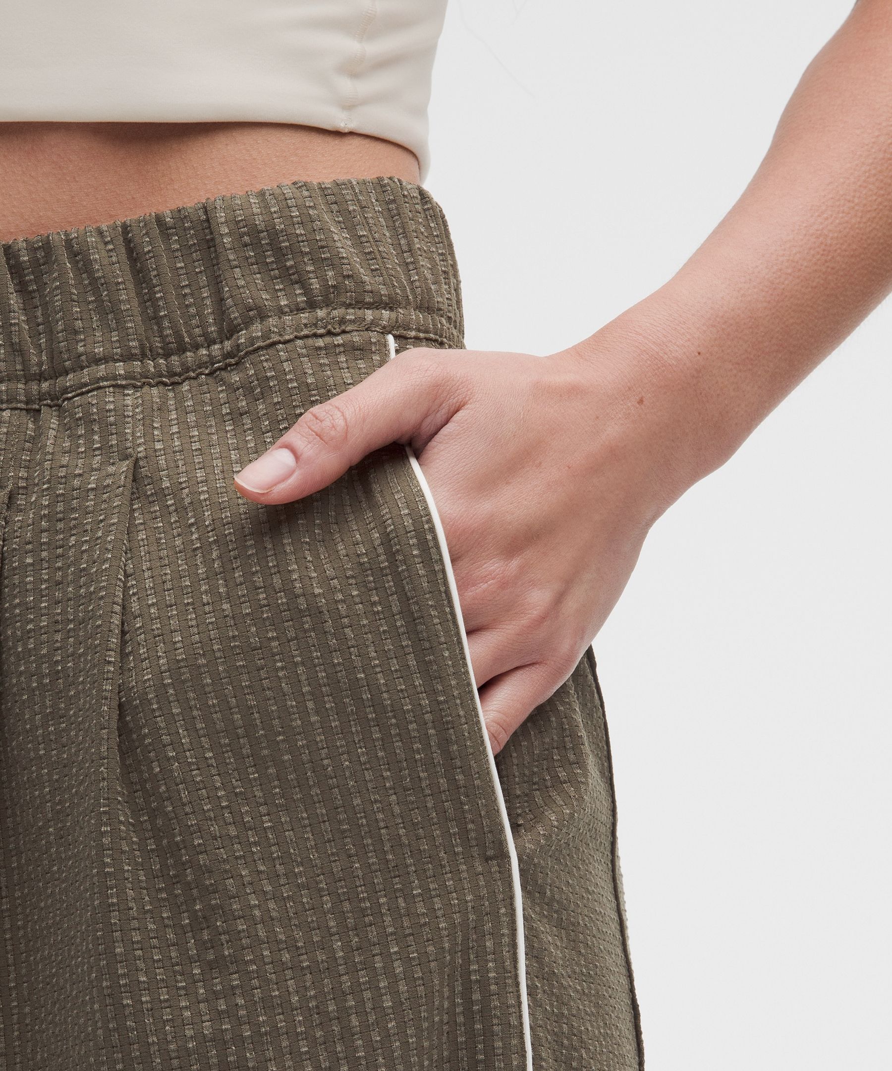 Seersucker WovenAir High-Rise Pleated Pants *Asia Fit